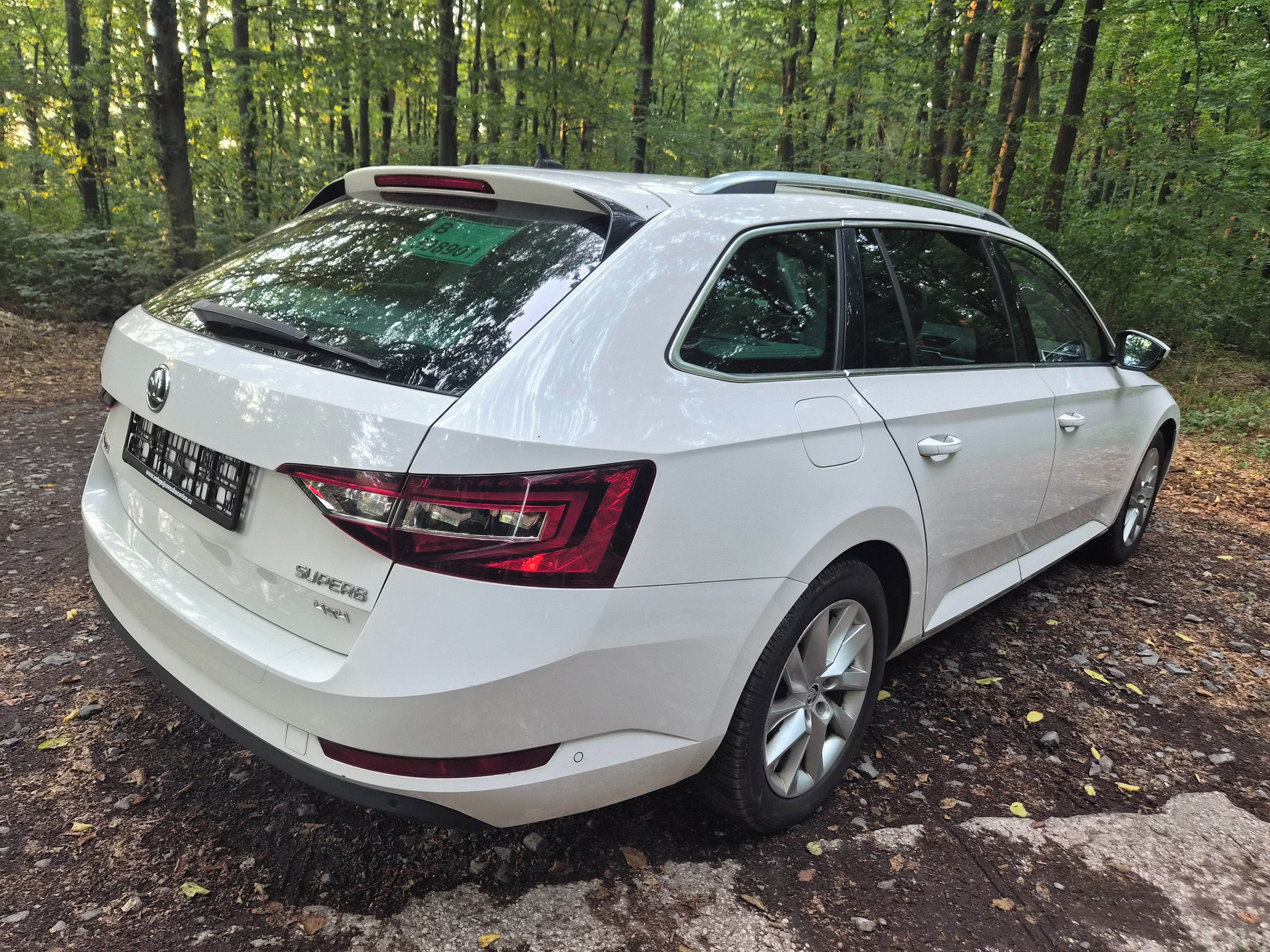 Škoda Superb, 4x4 Combi 110kw,kamera,navi. - fotka 4