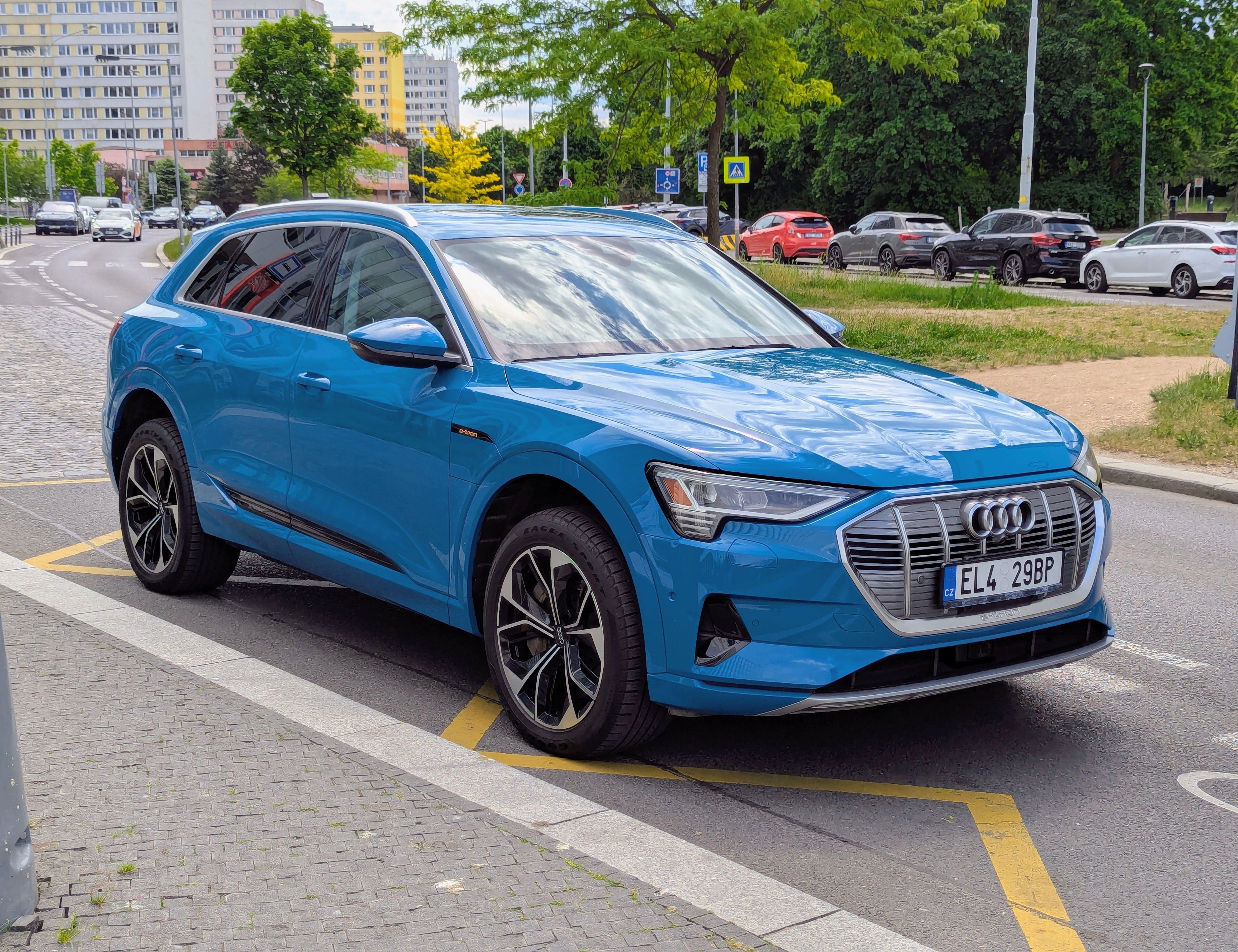 Audi e-tron, 55 300kW B&O PANO TAŽNÉ 360° - fotka 3