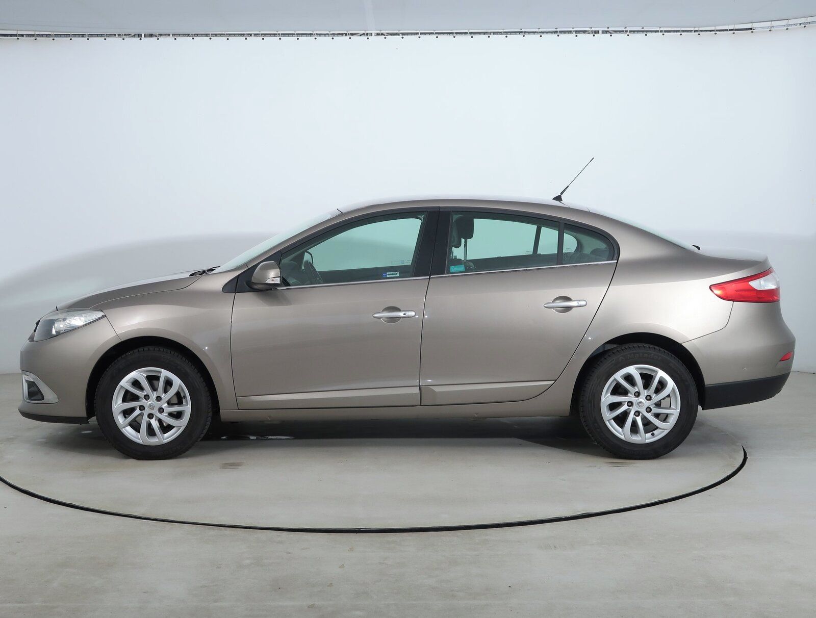 Renault Fluence, 1.6 16V, Kožené sedačky - fotka 3