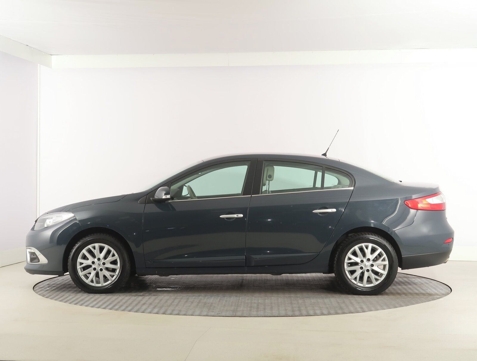 Renault Fluence, 1.6 16V, Kožené sedačky - fotka 3