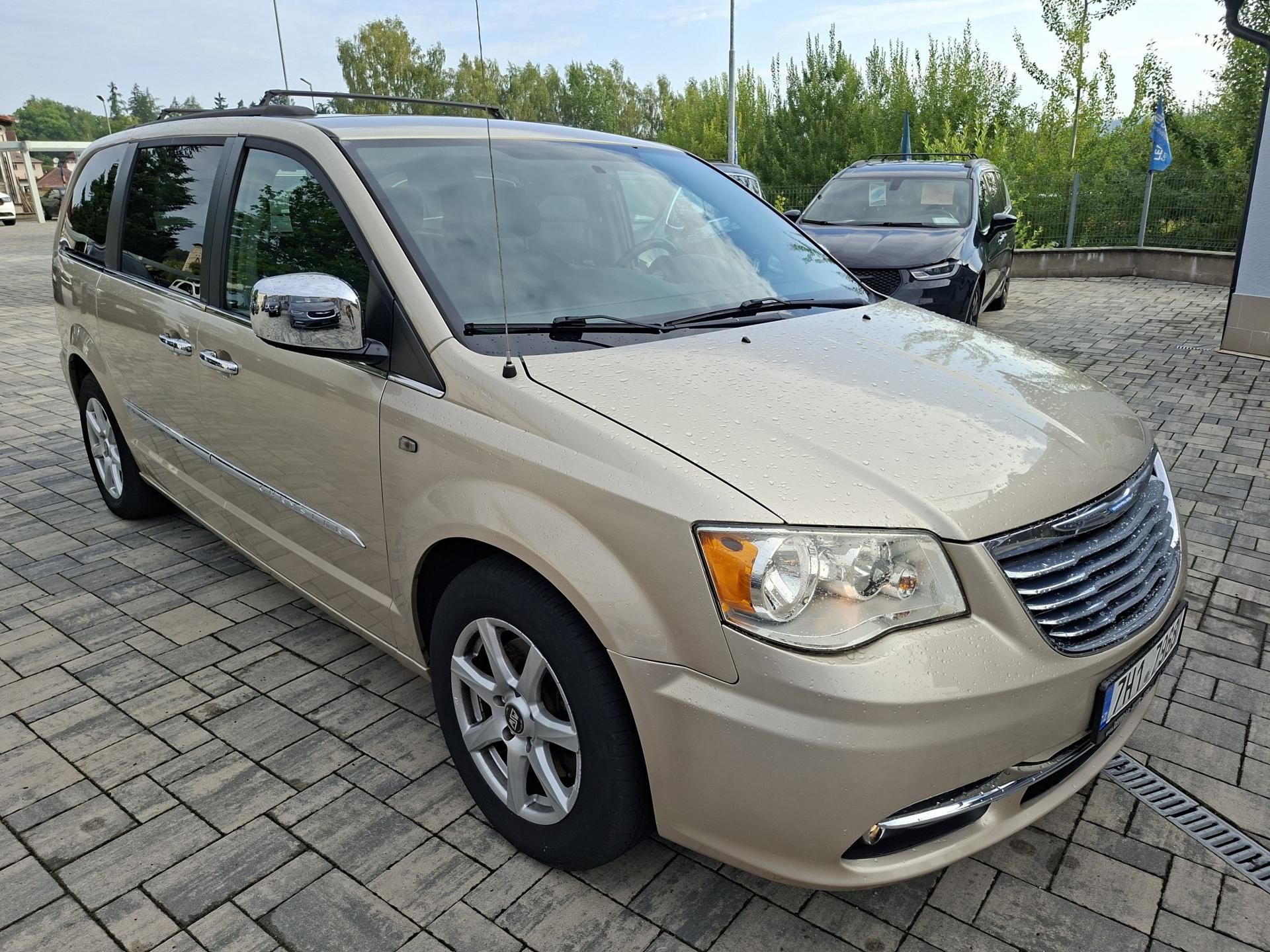 Chrysler Town & Country, 3,6L 7míst, LPG, tažné, 2xkola