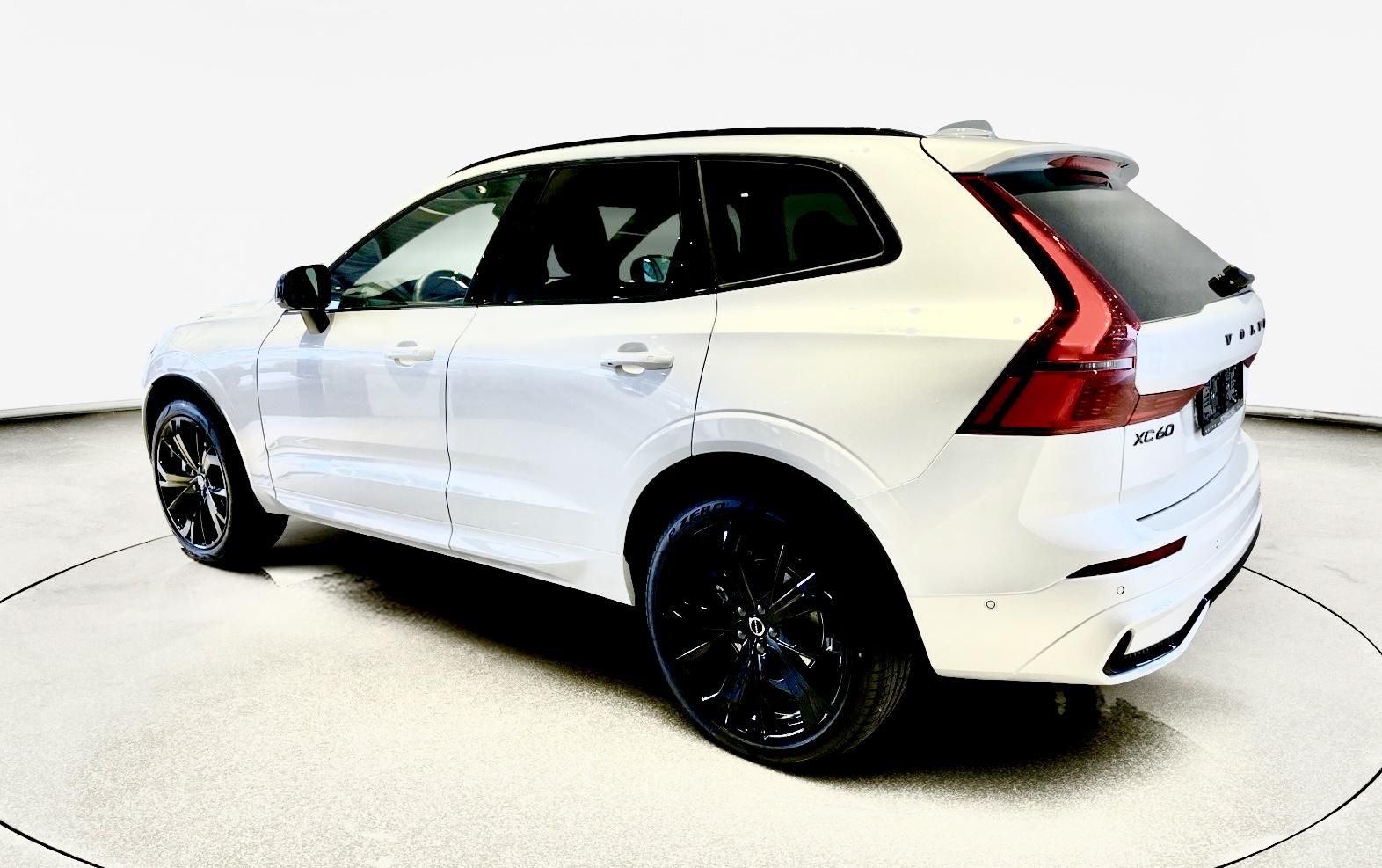 Volvo XC60, B5 PLUS BLACK + 4SERVIS/ZÁRUKA - fotka 4