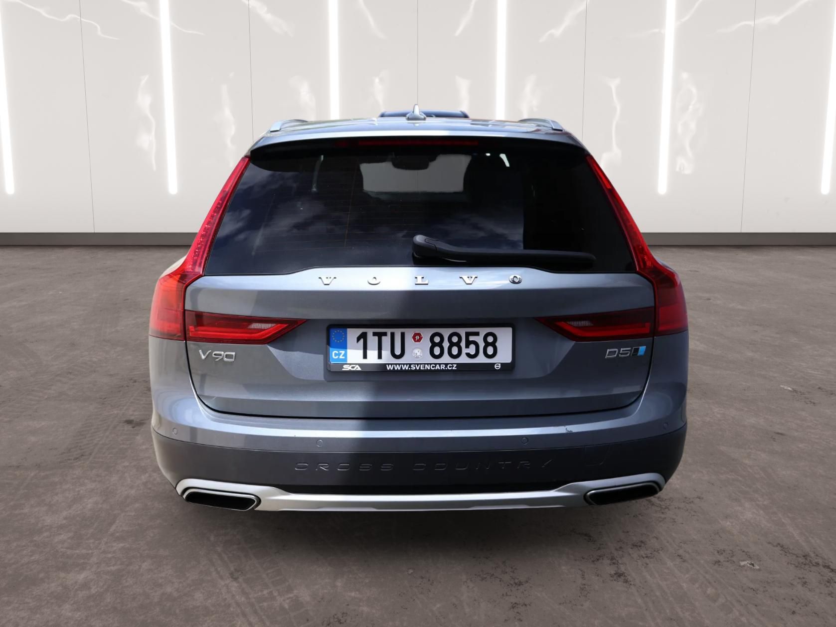 Volvo V90, D5 AWD Cross Country Pro - fotka 3