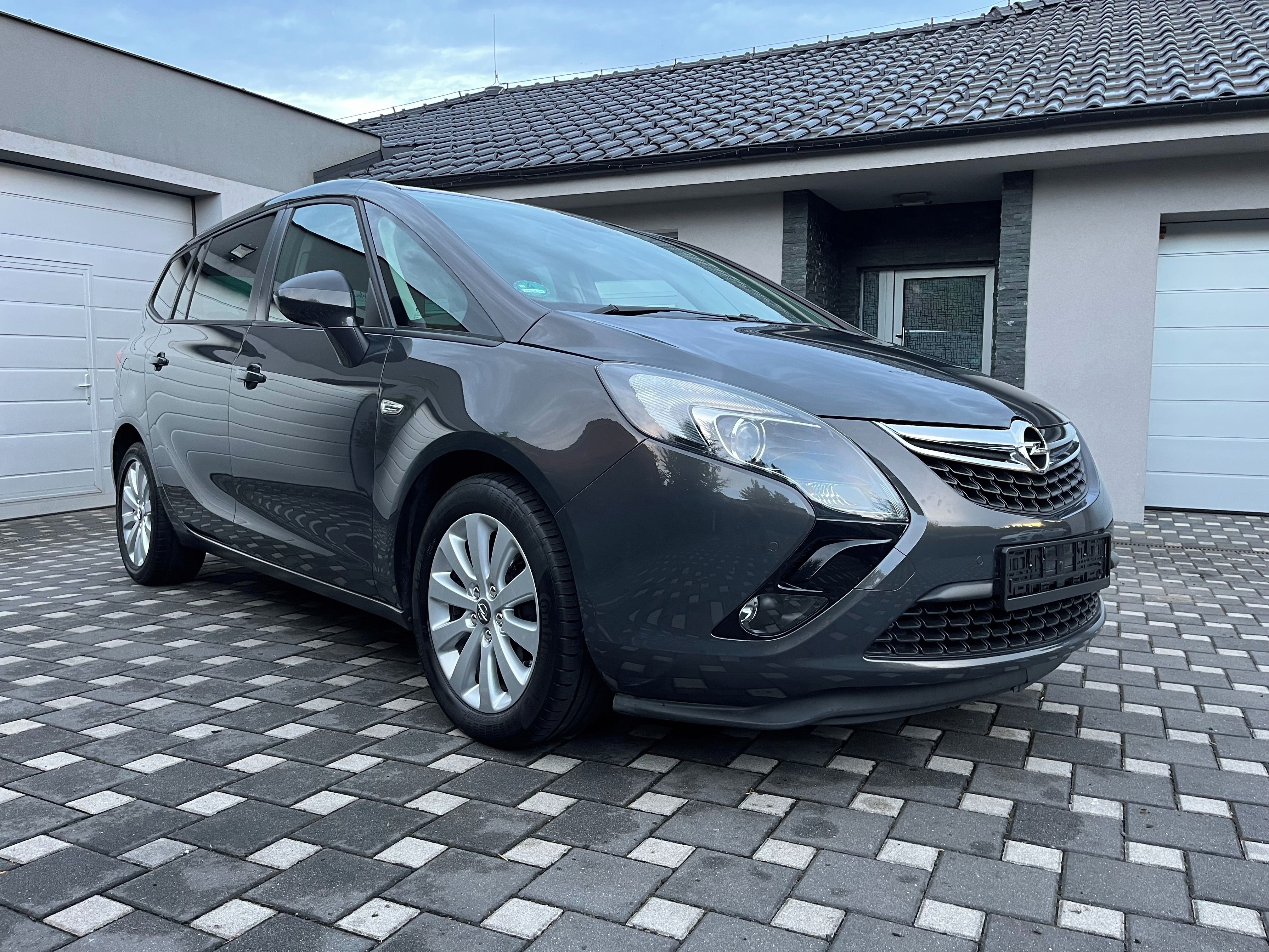 Opel Zafira, Tourer 1.4 turbo 103kw 7 míst - fotka 2