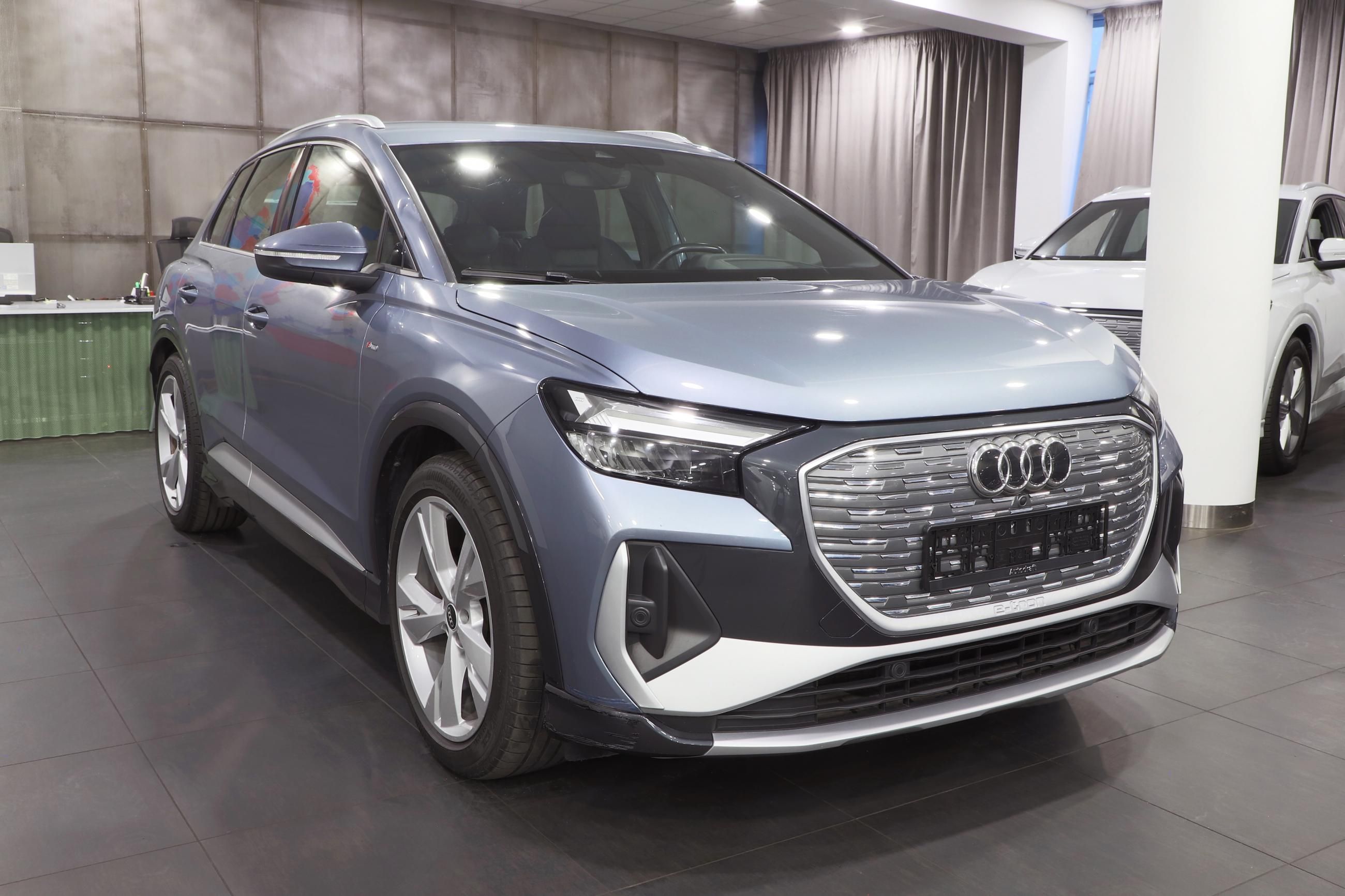 Audi Q4 e-tron, 220kW 4x4 S-line / ALU 20''