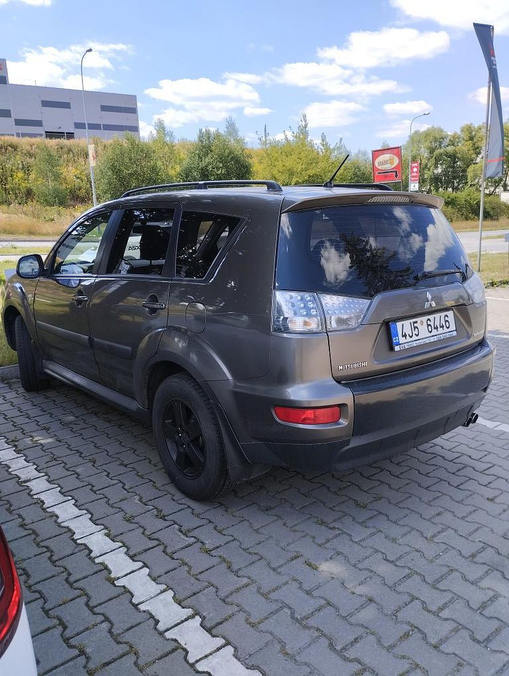 Mitsubishi Outlander, 2.2 DI-D INVITE 4WD - fotka 3