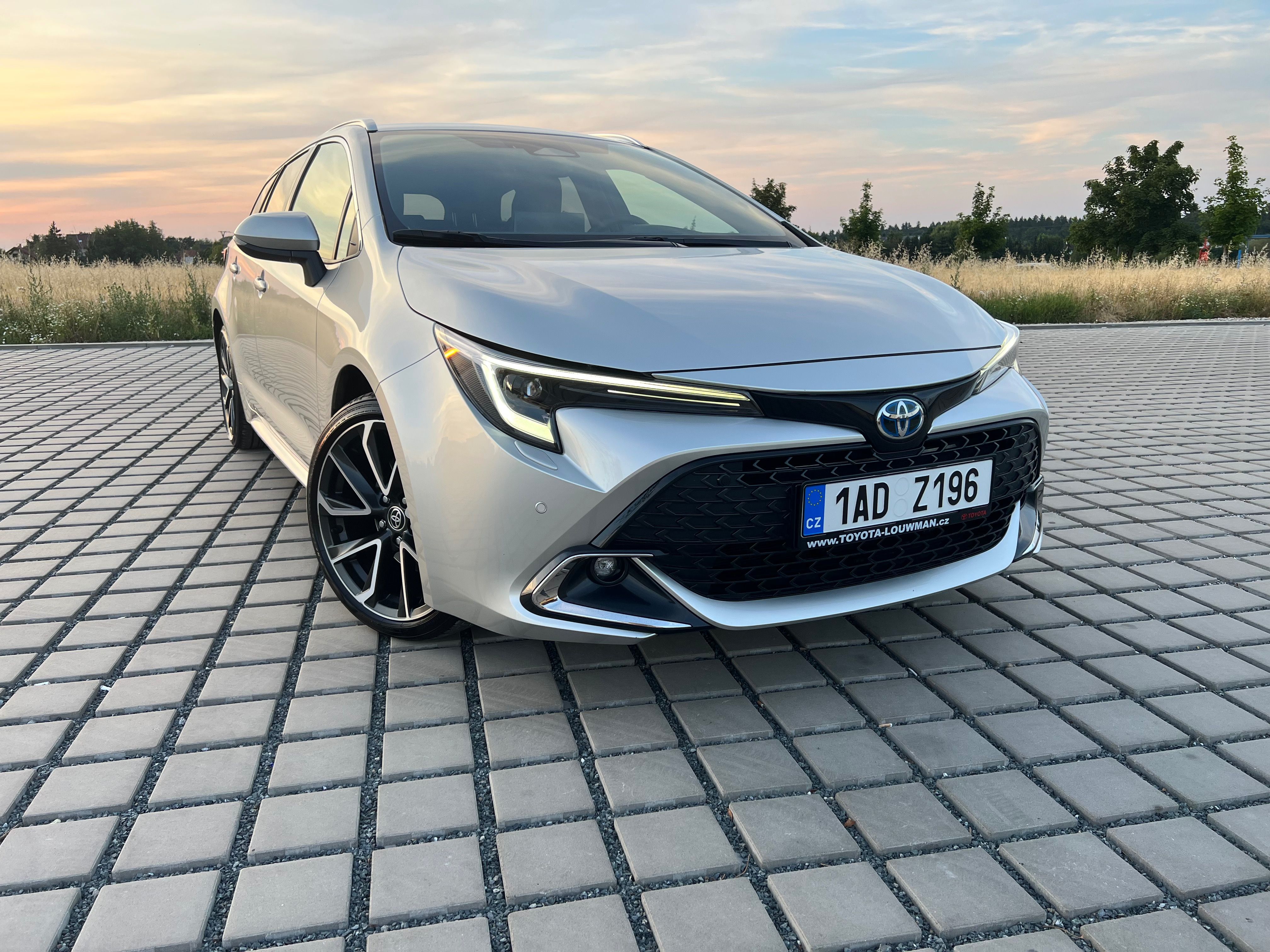 Toyota Corolla, 2.0 Hybrid Executive TS - fotka 2