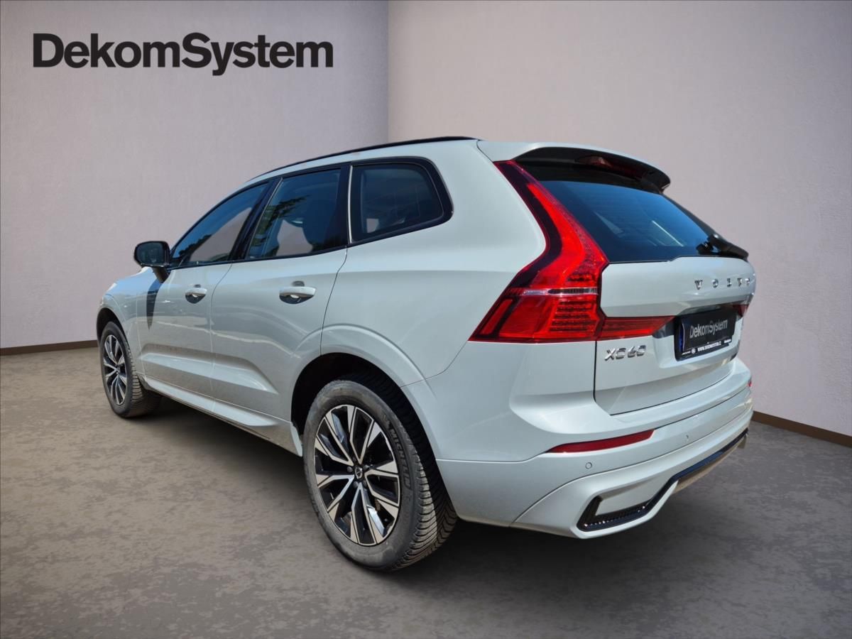 Volvo XC60, 2,0 B4 AWD Plus Dark - fotka 4