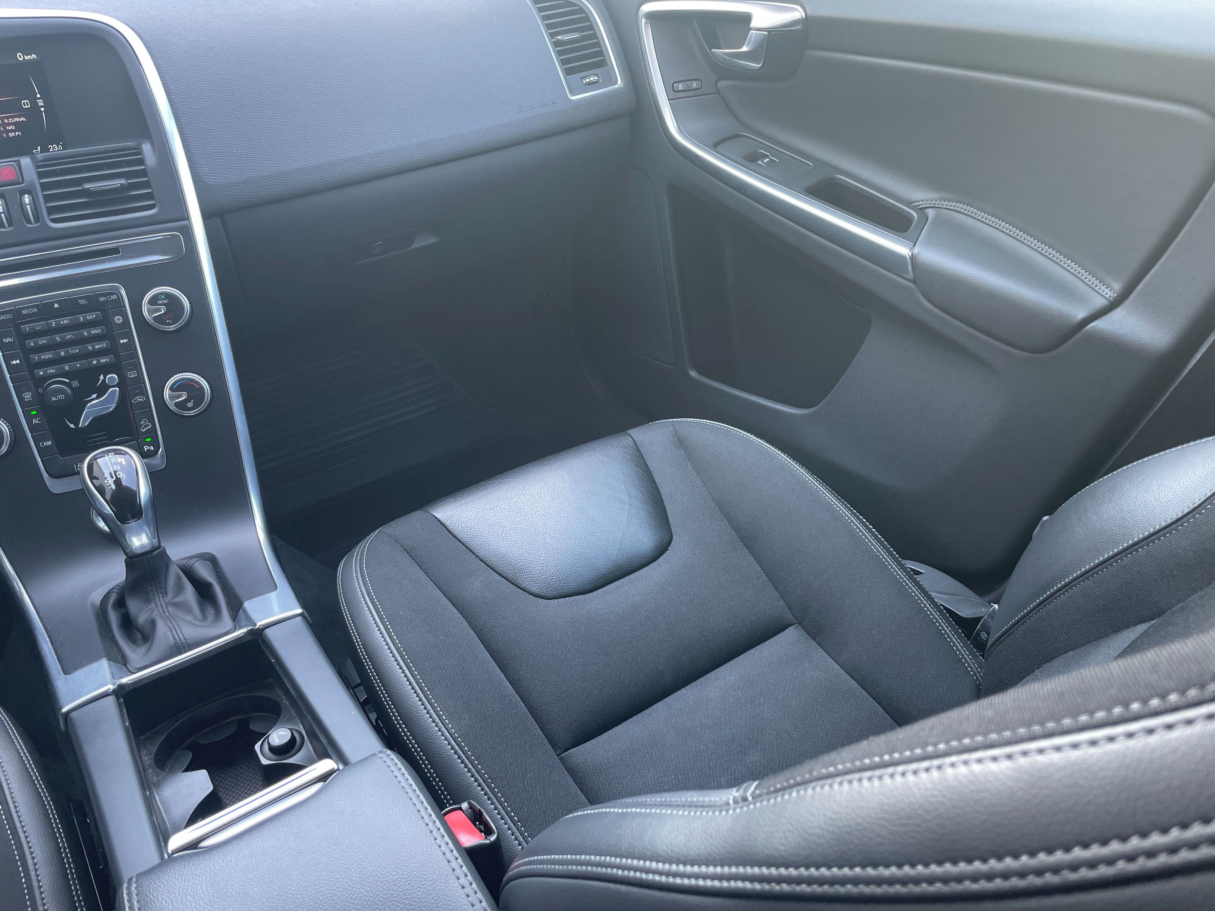 Volvo XC60, D4 AWD MOMENTUM Aut. - fotka 6