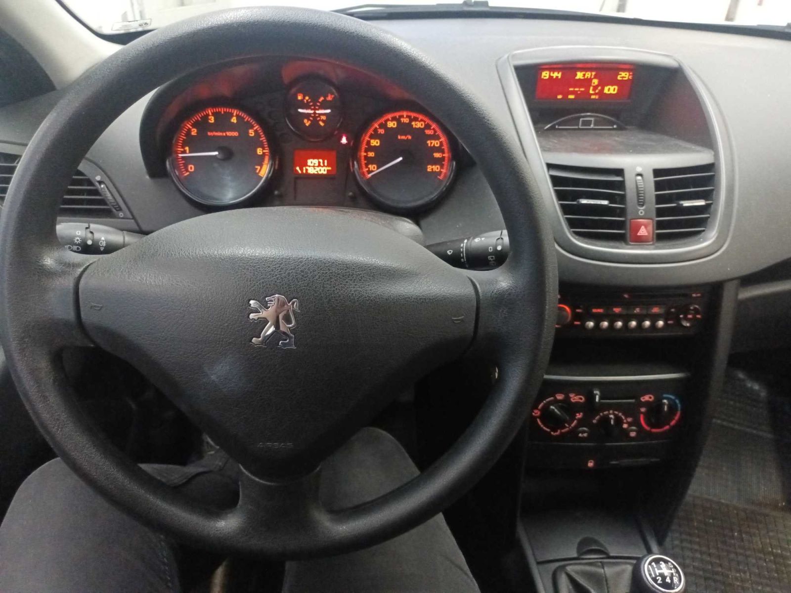 Peugeot 207, 1.4, Parkovací asistent - fotka 3