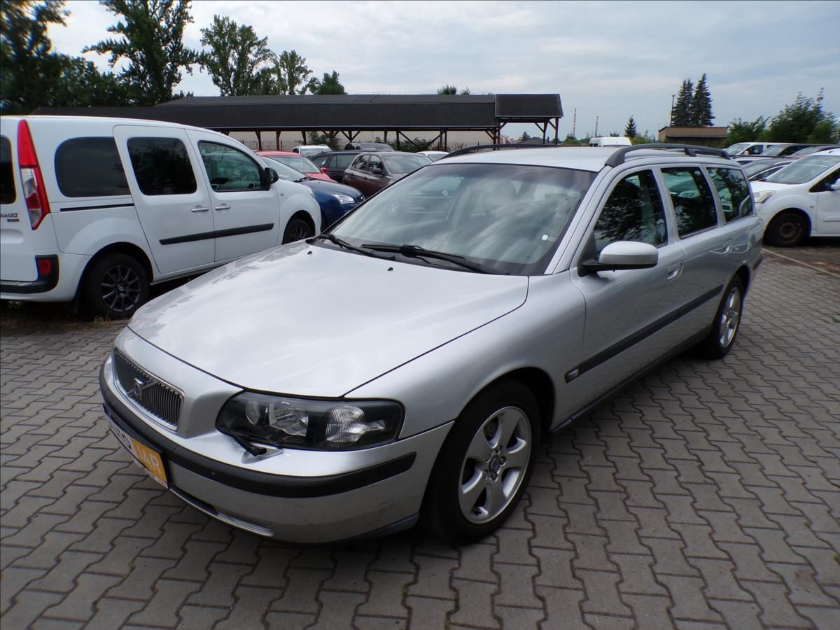 Volvo V70, 2,4 D5  TAŽNÉ ZAŘÍZENÍ,XENONY - fotka 2