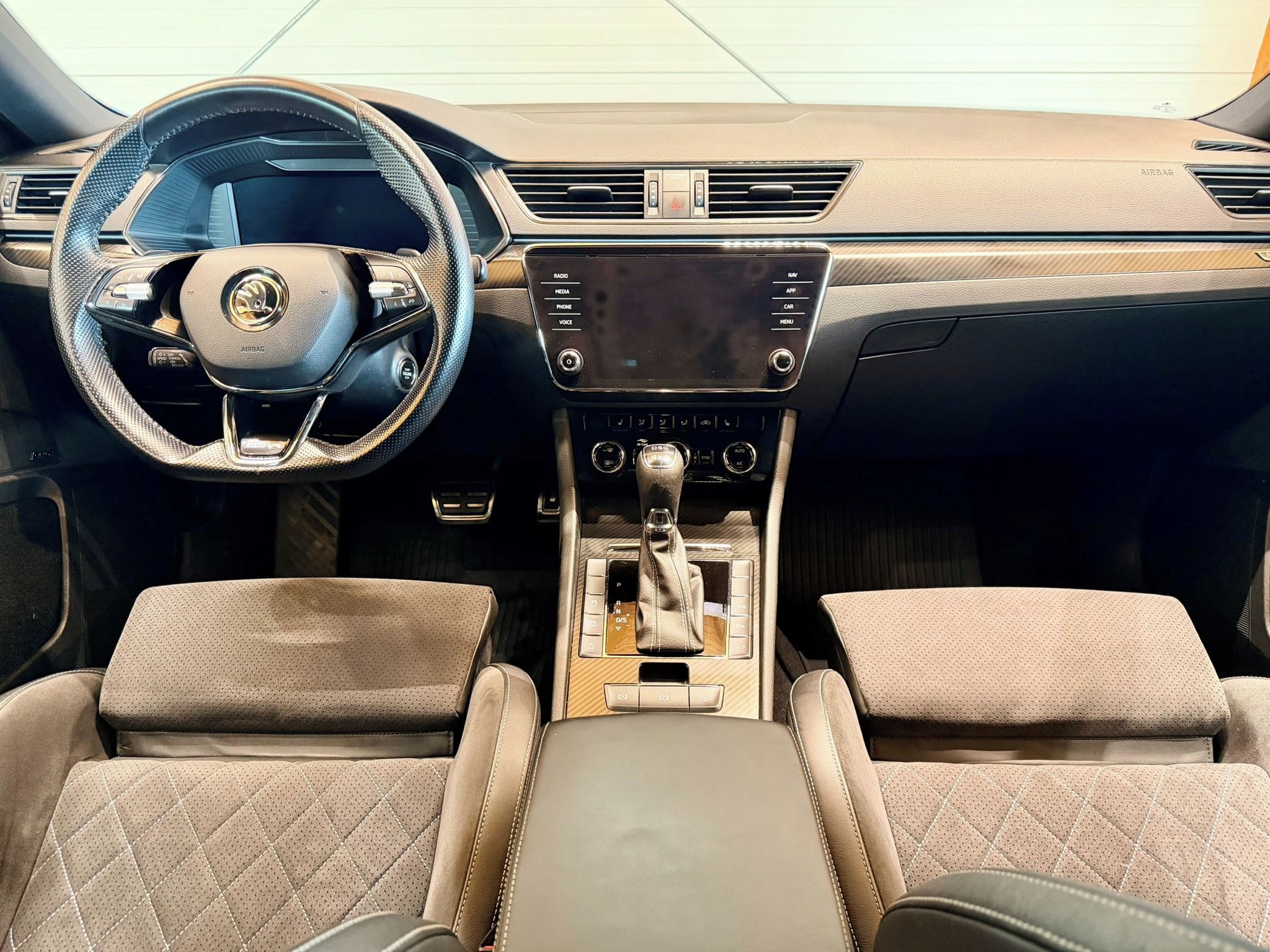 Škoda Superb, 2.0 TDi DSG 4x4 Sportline - fotka 6