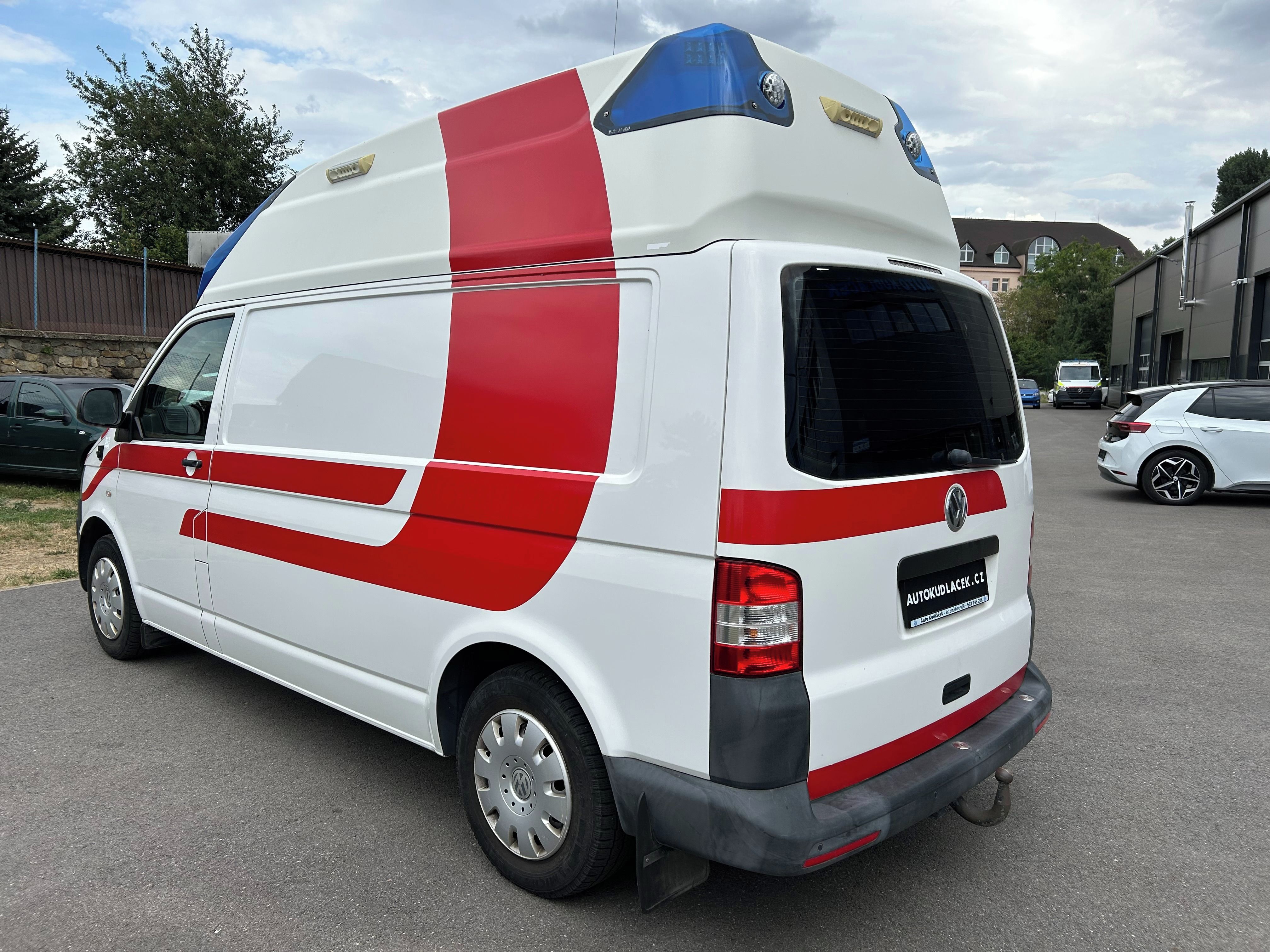Volkswagen Transporter, T5 - 2.0 TDI Sanitní vůz 4x4 - fotka 4