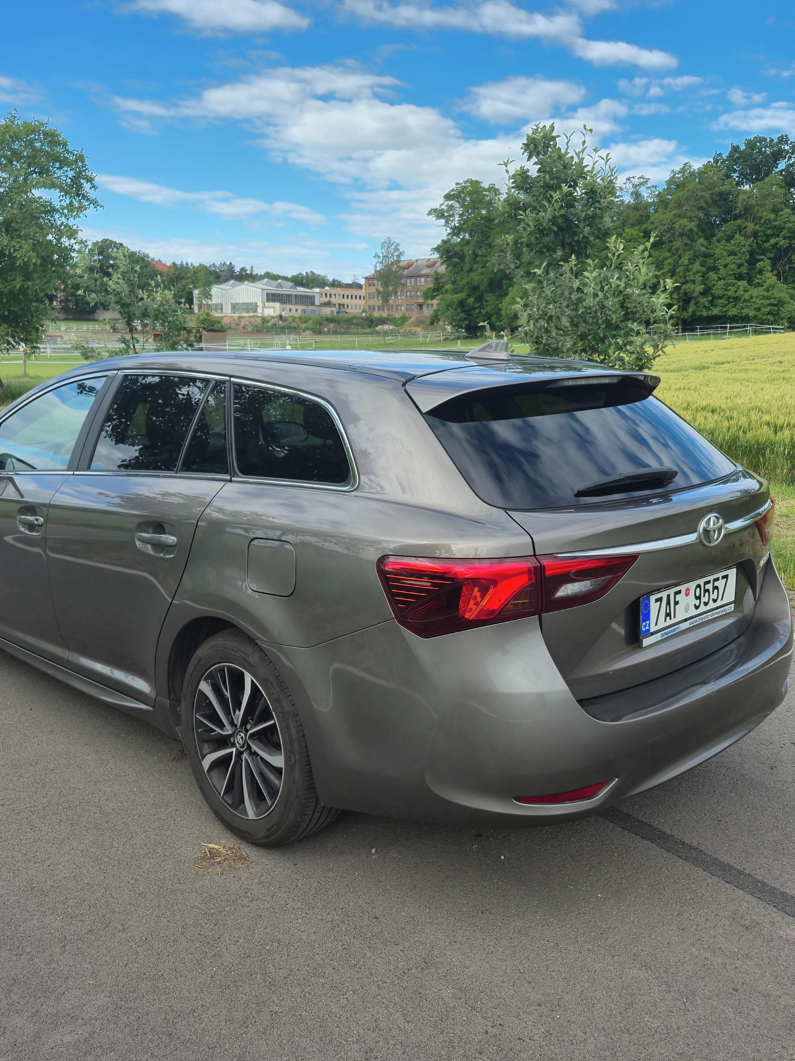 Toyota Avensis, 1.8 benzín - fotka 3