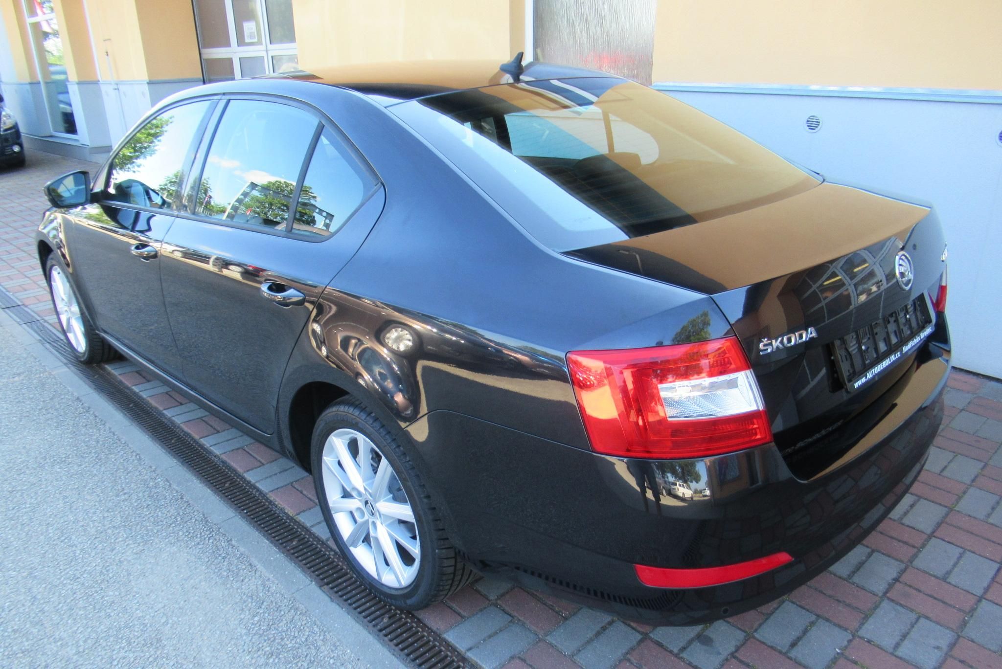 Škoda Octavia, 2.0 TDi DSG  AUT. KLIMA NAVI - fotka 4