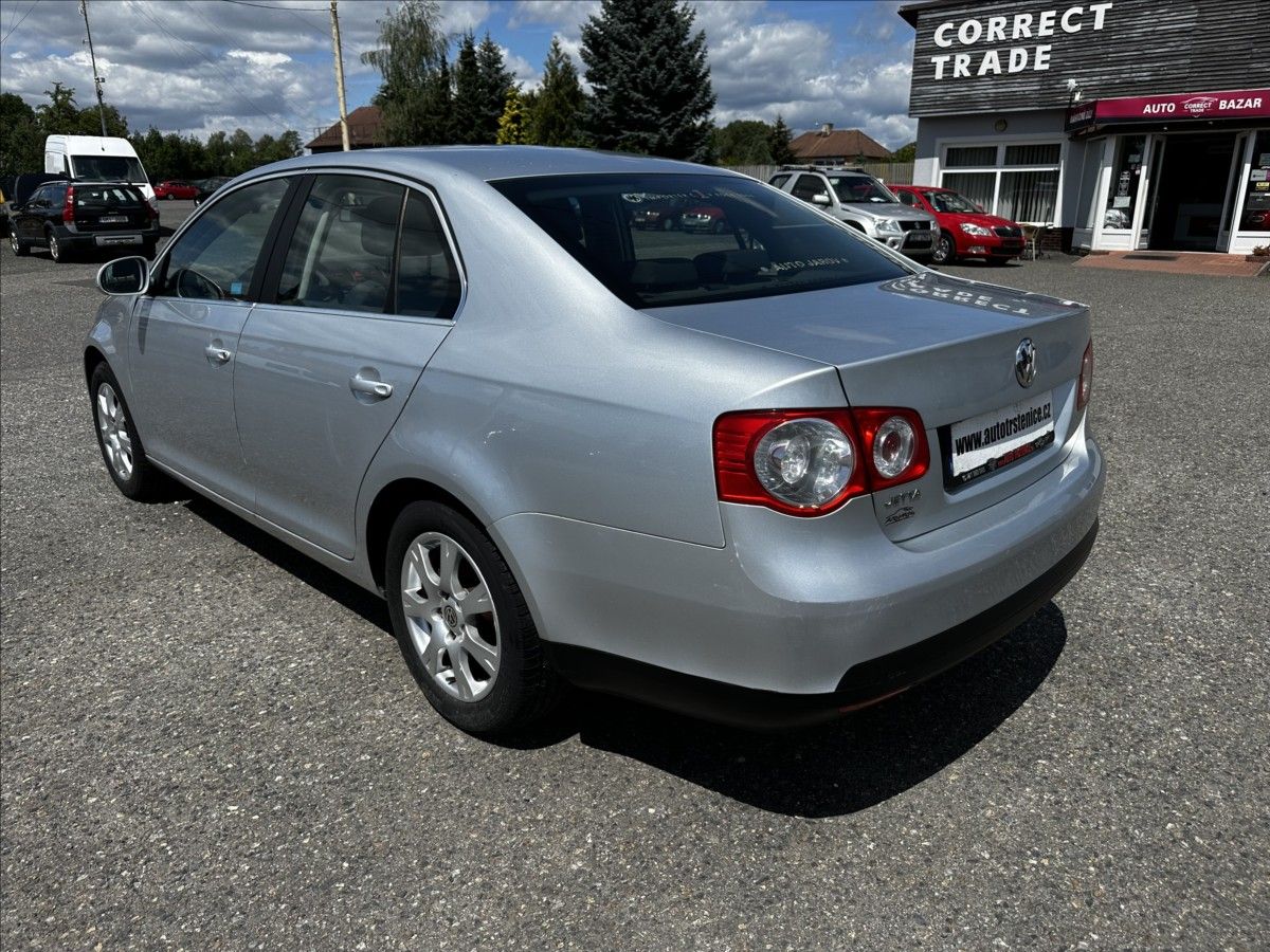 Volkswagen Jetta, 1,6 MPI-KLIMA-MÁLO KM - CEBIA - fotka 3