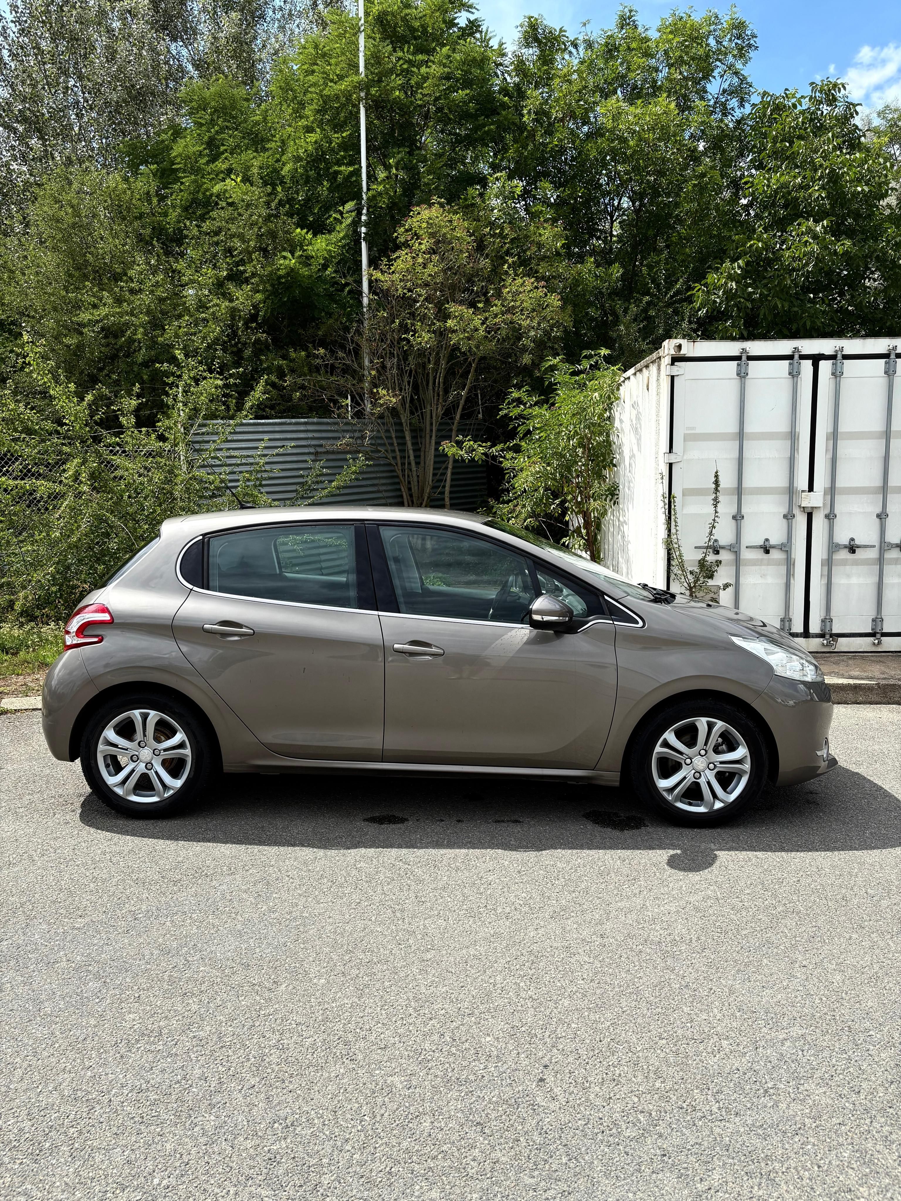Peugeot 208, 1.2VTi 60kW+SERVISKA+PĚKNÉ - fotka 5