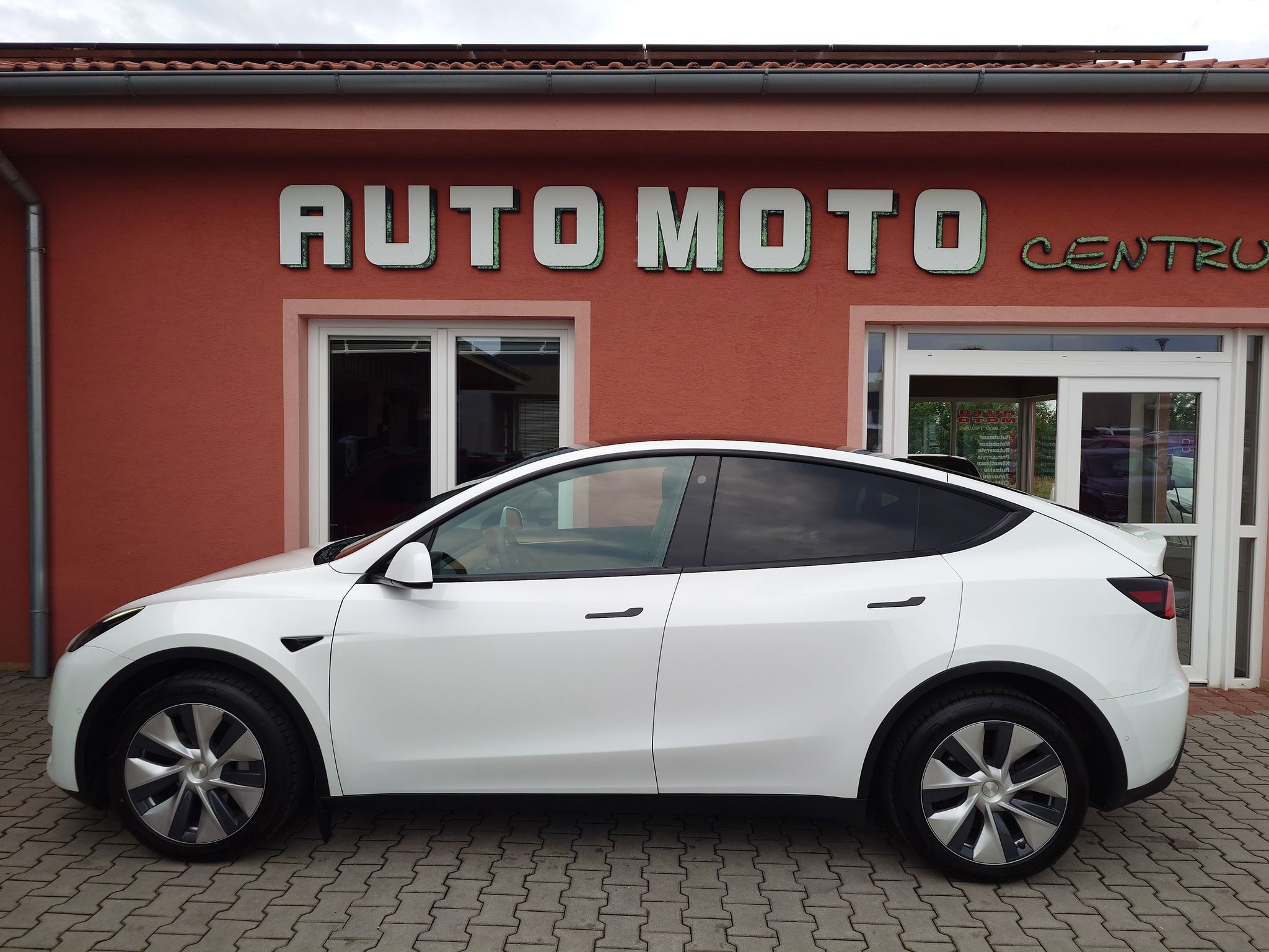 Tesla Model Y, Long Range Dual Motor 378 kW S - fotka 3