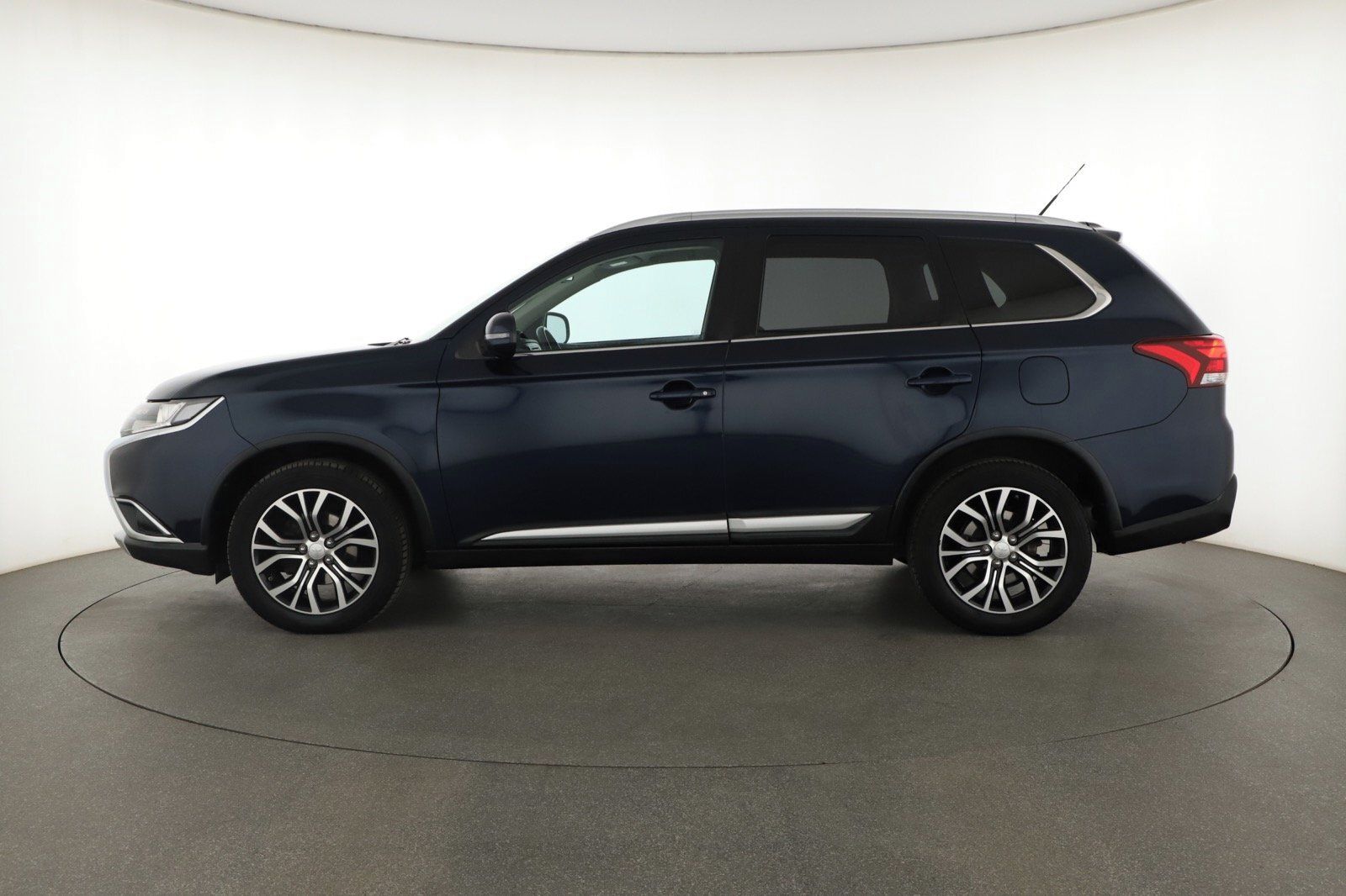 Mitsubishi Outlander, 2.2 DI-D, 7 míst - fotka 3