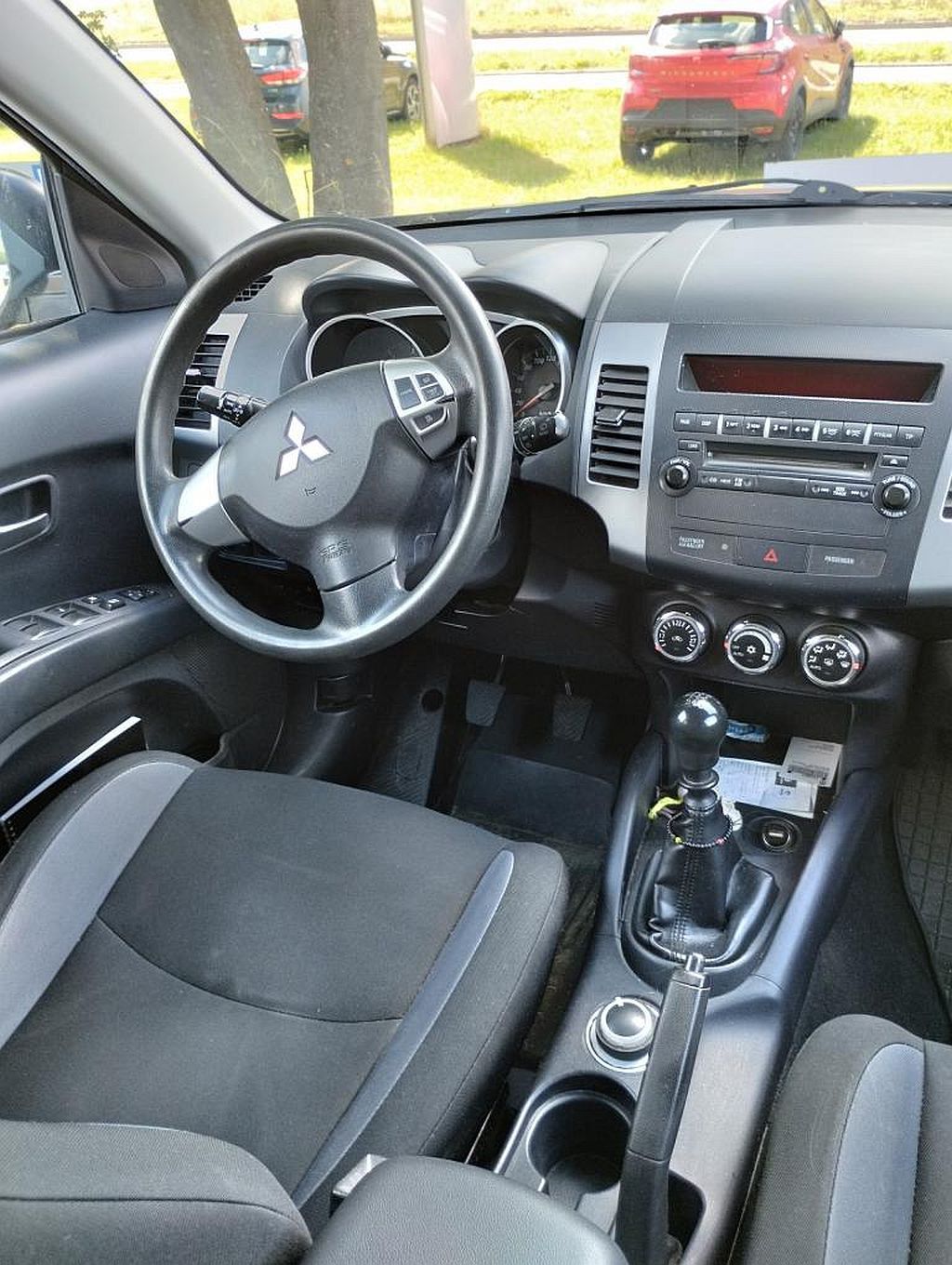 Mitsubishi Outlander, 2.2 DI-D INVITE 4WD - fotka 4
