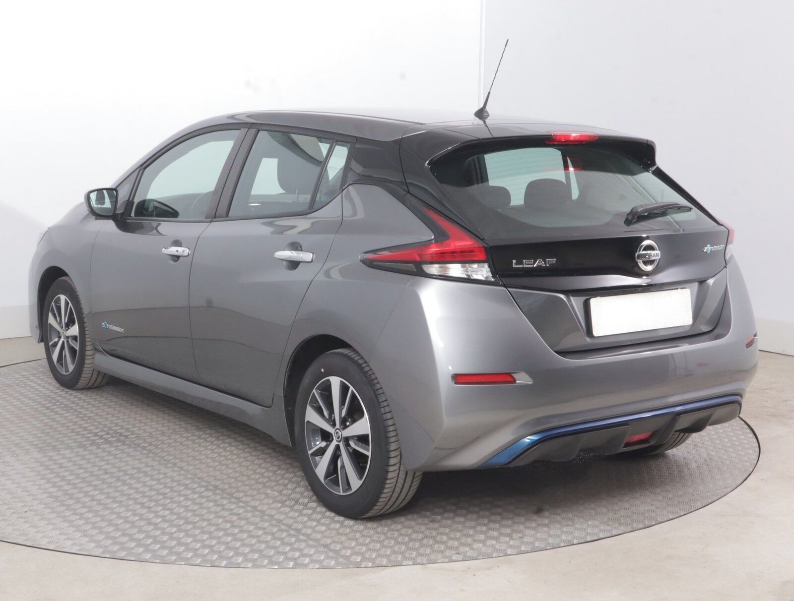 Nissan LEAF, 40 kWh, SoH 93%, Automat - fotka 4