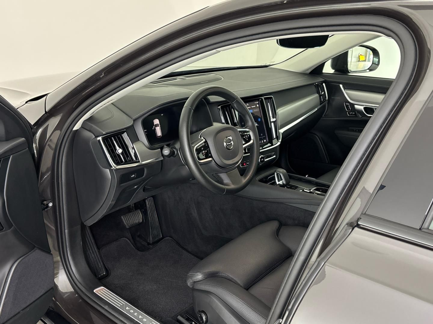 Volvo V90, 2.0 B4 / 145 kW Cross Country - fotka 6