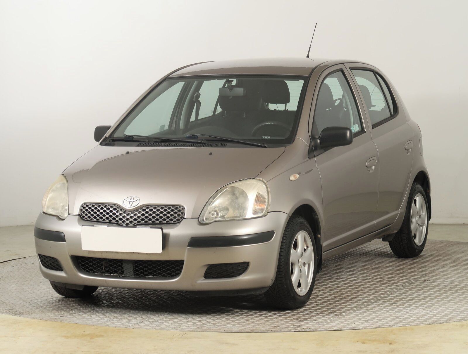 Toyota Yaris, 1.0 VVT-i, po STK, jezdí dobře - fotka 2