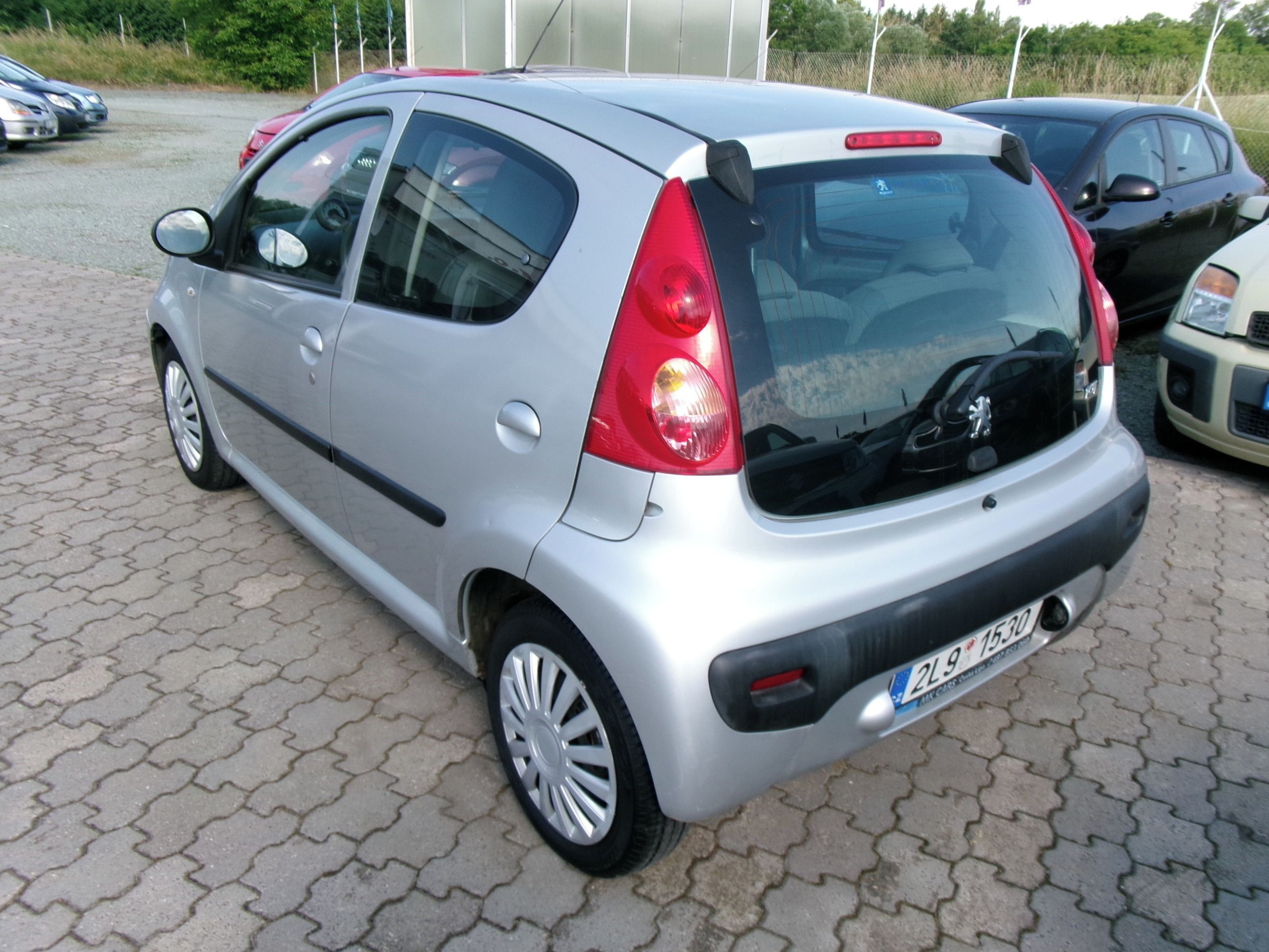 Peugeot 107, 1.0i 50kw,CZ,2x kola - fotka 5