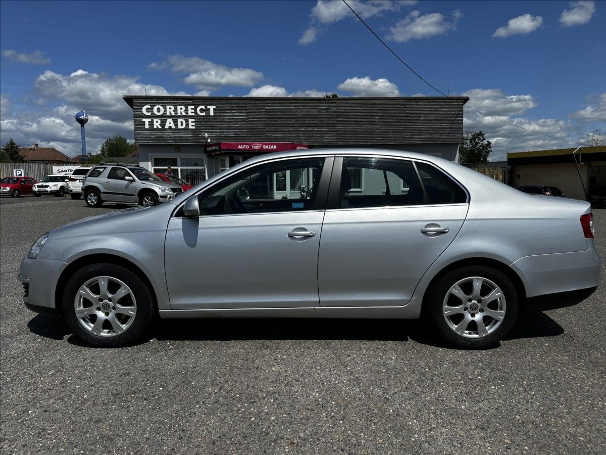 Volkswagen Jetta, 1,6 MPI-KLIMA-MÁLO KM - CEBIA - fotka 2