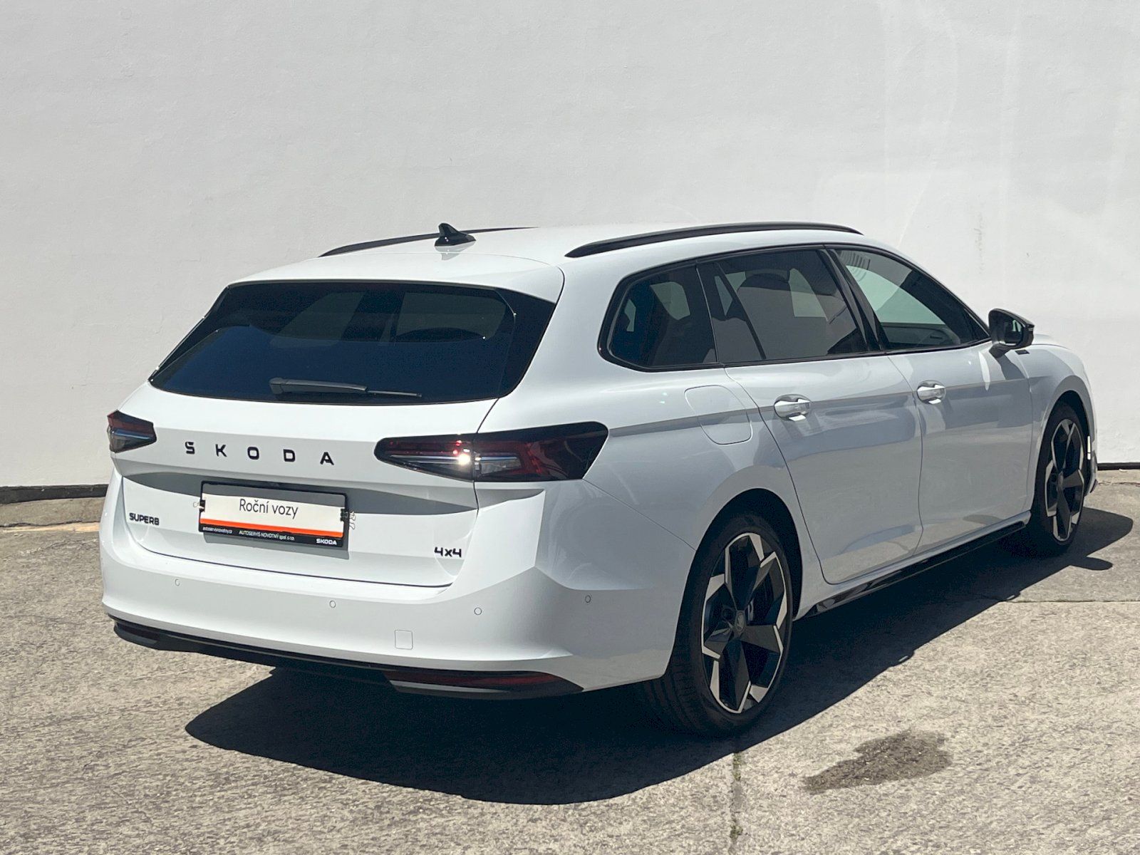 Škoda Superb, SUPERB COMBI L K TD 142/2.0 A7 - fotka 2