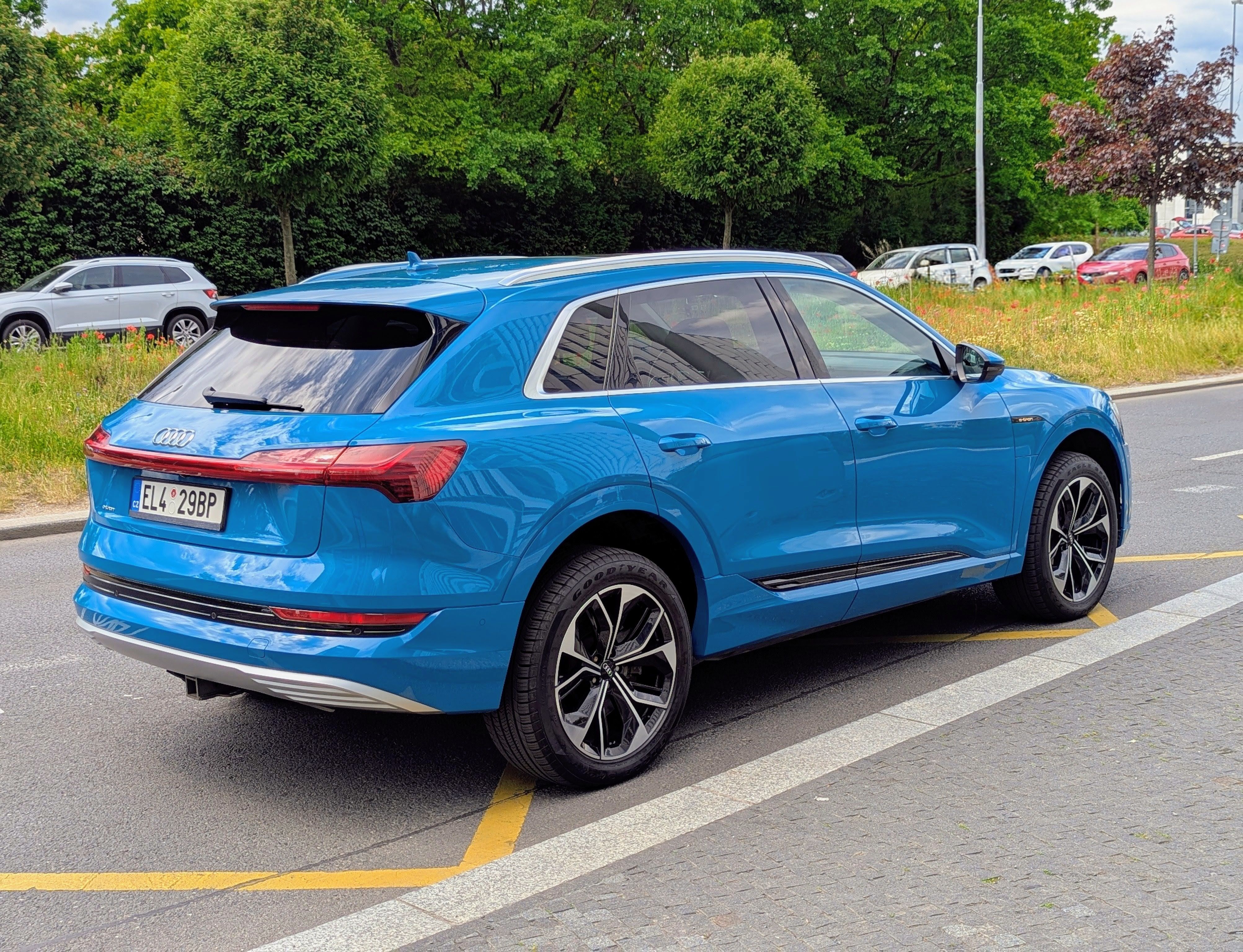 Audi e-tron, 55 300kW B&O PANO TAŽNÉ 360° - fotka 5