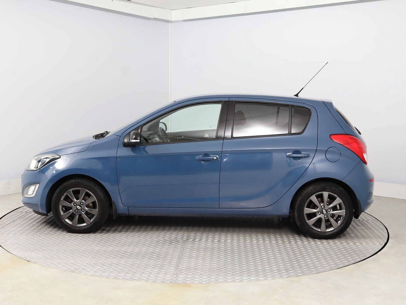 Hyundai i20, 1.2, ČR,1.maj, Serv.kniha - fotka 3