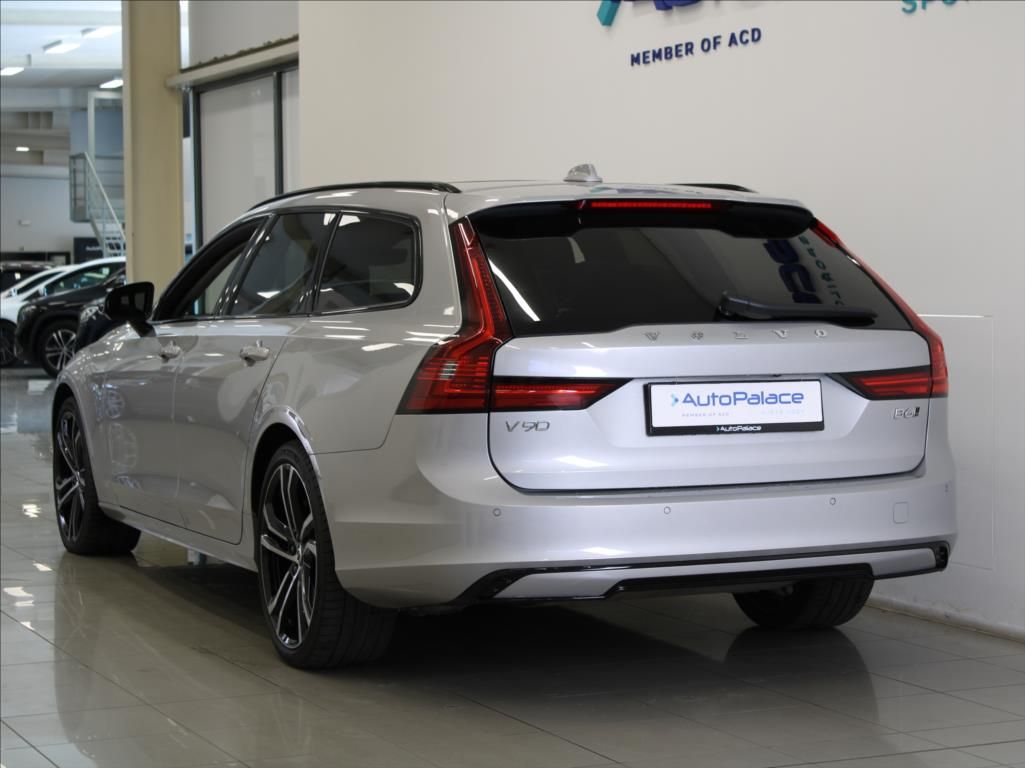Volvo V90, 2,0 B6 AWD Ultimate Dark B&W - fotka 3