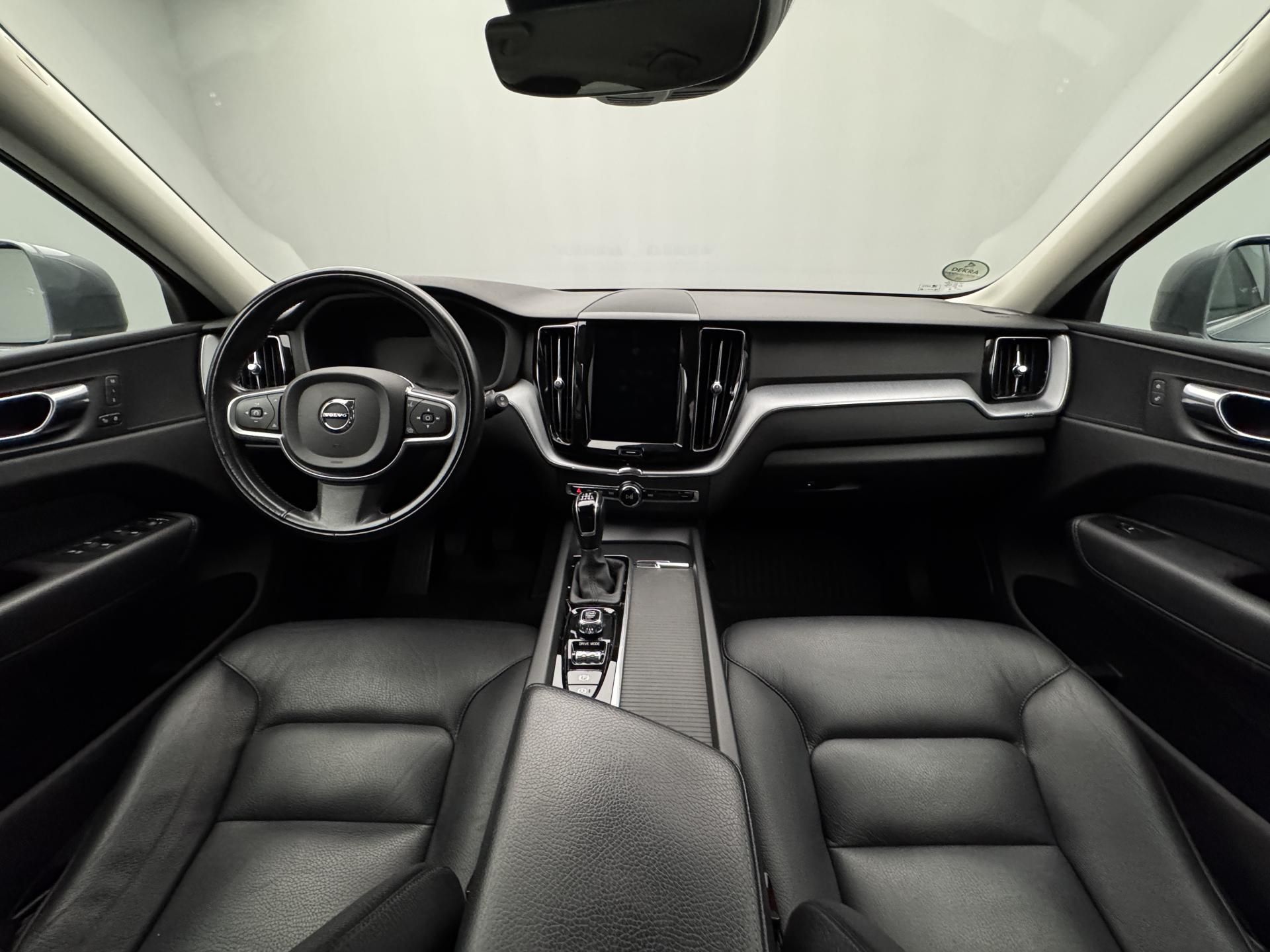 Volvo XC60, D4 AWD MOMENTUM PRO - fotka 2