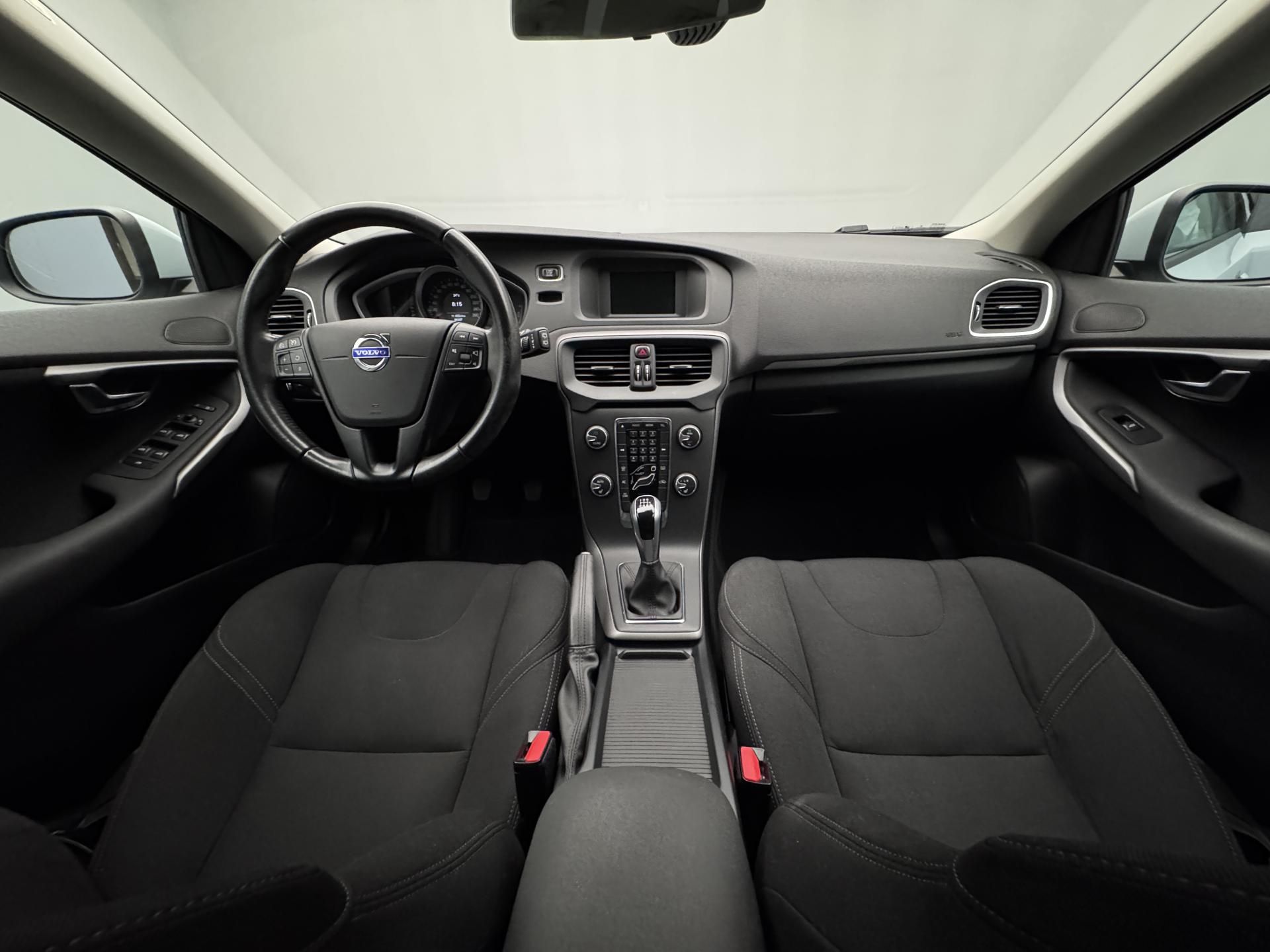 Volvo V40, T2 KINETIC CZ 1.maj - fotka 2