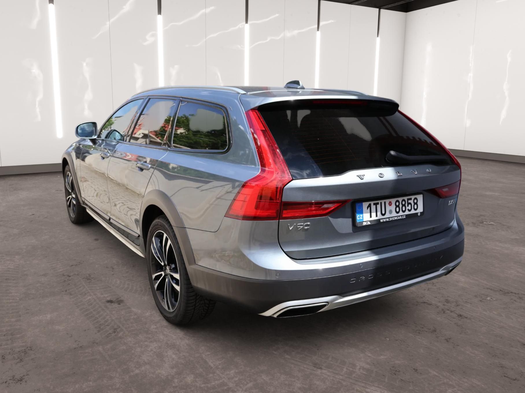 Volvo V90, D5 AWD Cross Country Pro - fotka 2