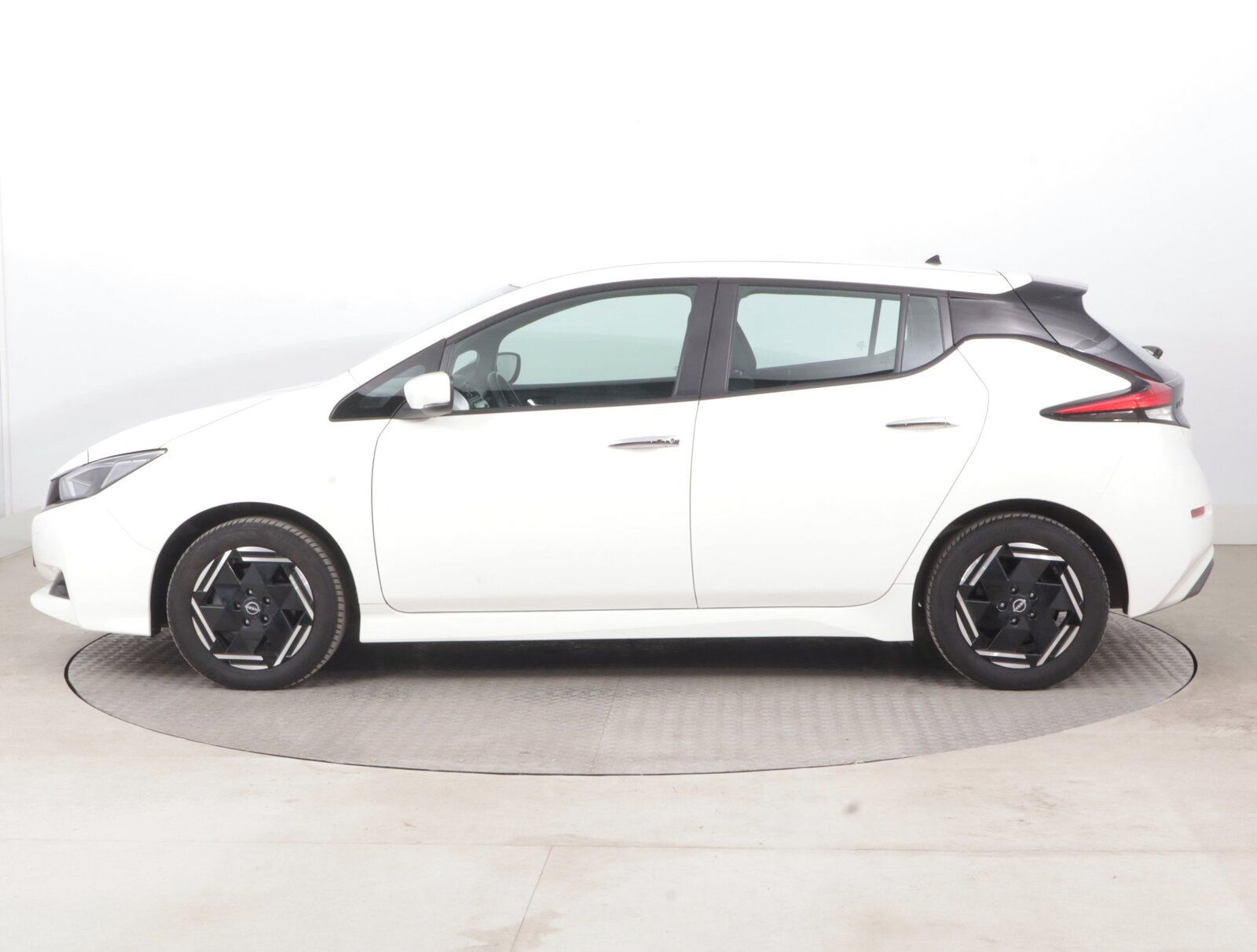 Nissan LEAF, 40 kWh, SoH 91%, Automat - fotka 3