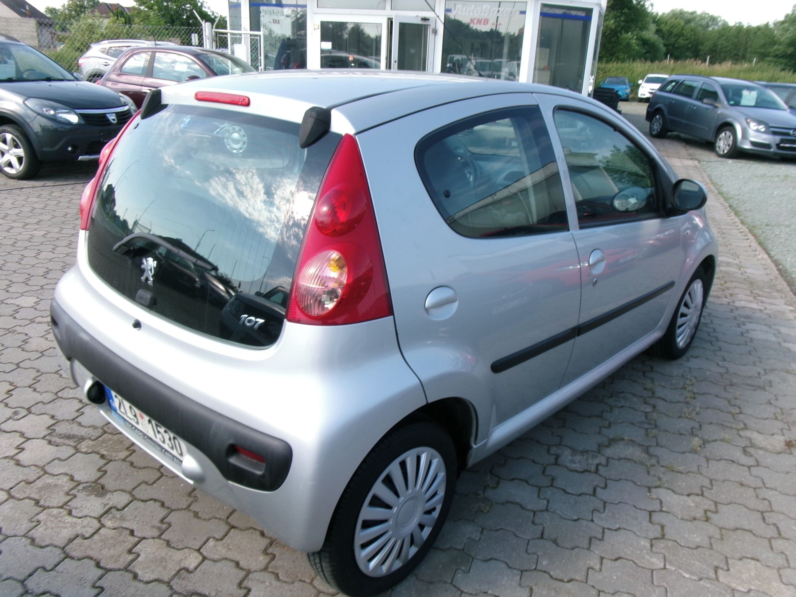 Peugeot 107, 1.0i 50kw,CZ,2x kola - fotka 6