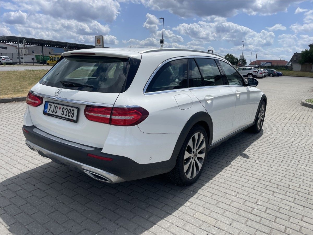 Mercedes-Benz Třídy E, 2,0 ALLTERRAIN 4Matic LED HUD - fotka 4