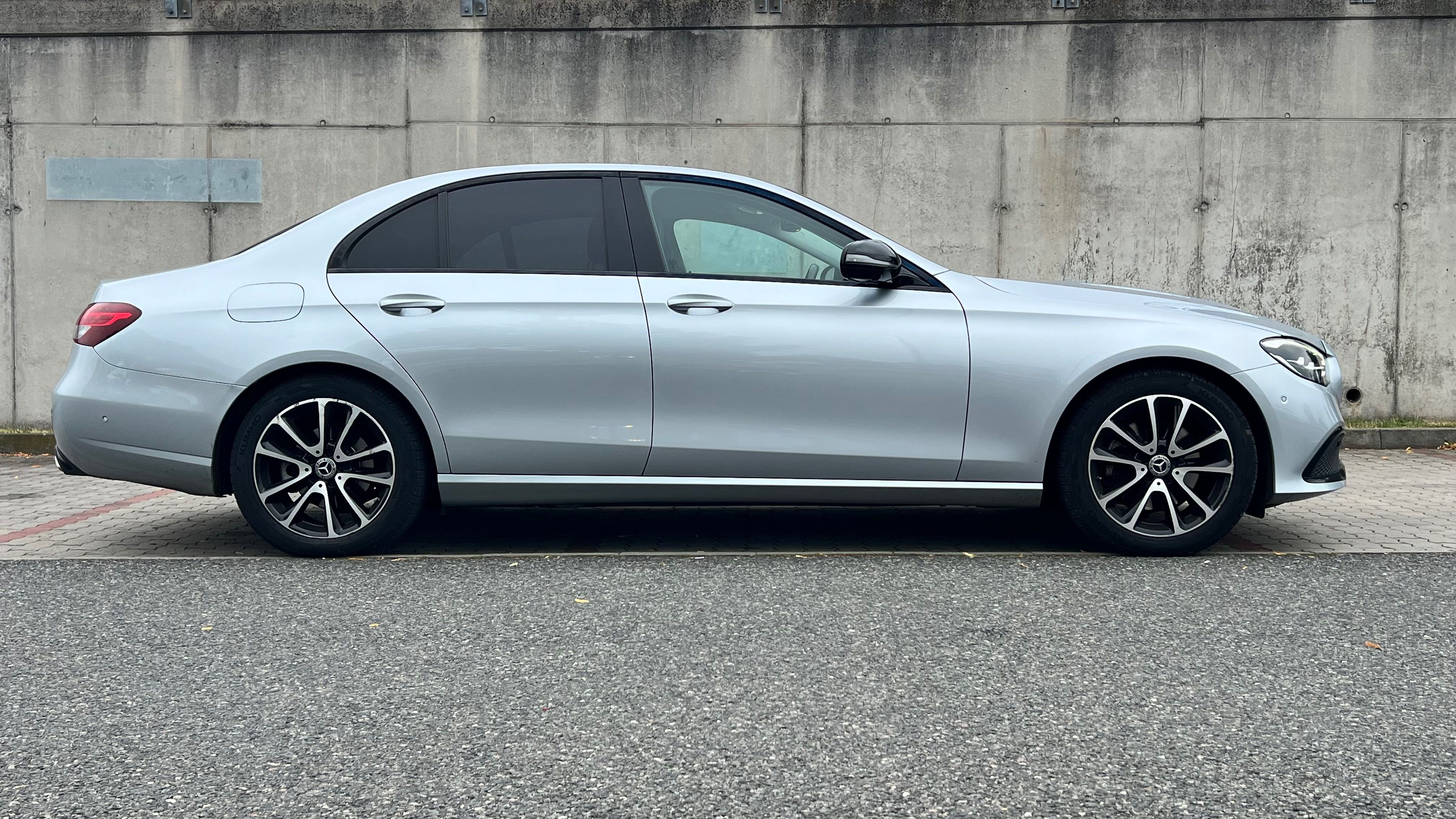 Mercedes-Benz Třídy E, E 220d 4MATIC - fotka 2