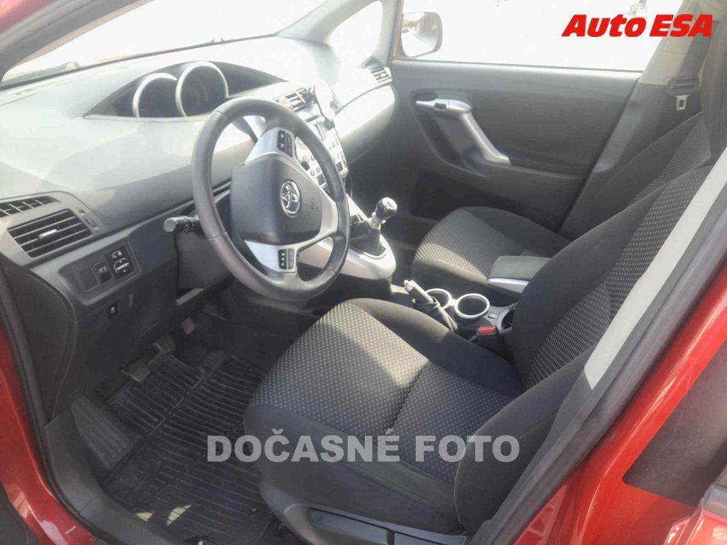 Toyota Verso, 2.0 - fotka 3