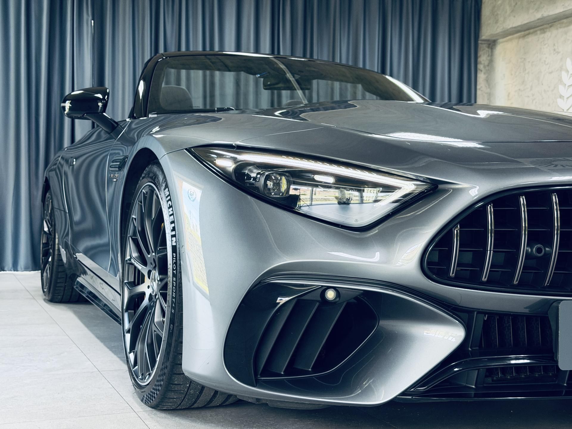 Mercedes-Benz SL, AMG SL 63 4MATIC+ Roadster - fotka 5