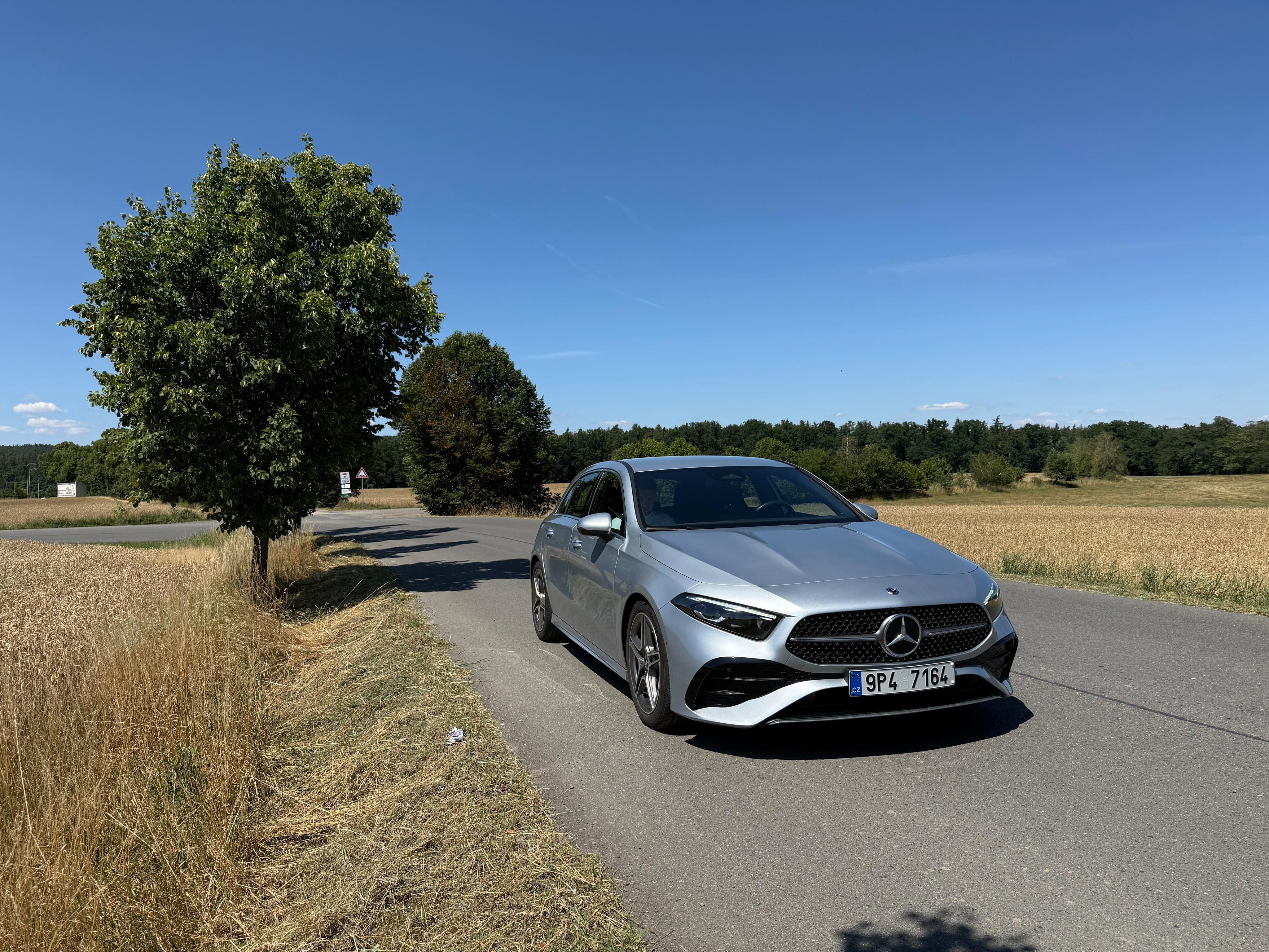 Mercedes-Benz Třídy A, Mercedes Benz A220d AMG Adv+ - fotka 2
