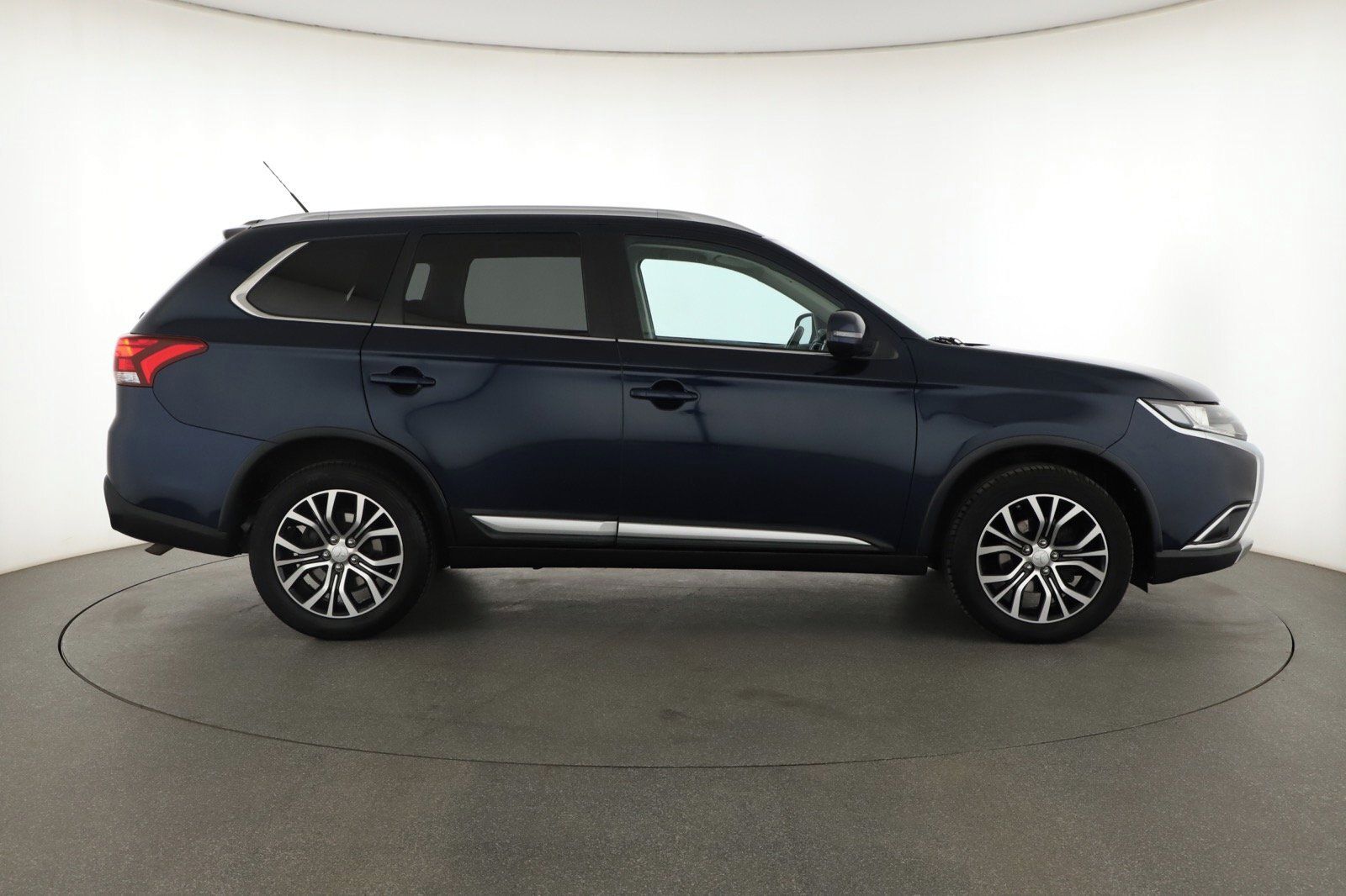 Mitsubishi Outlander, 2.2 DI-D, 7 míst - fotka 6