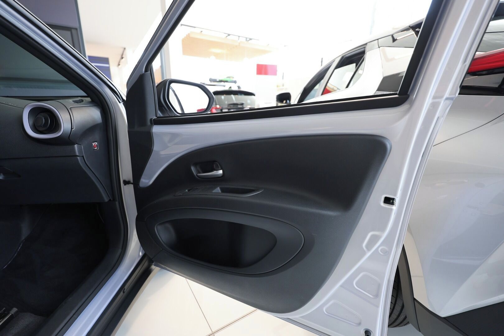 Toyota Aygo, Hybrid 1.5 Style e-CVT - fotka 6