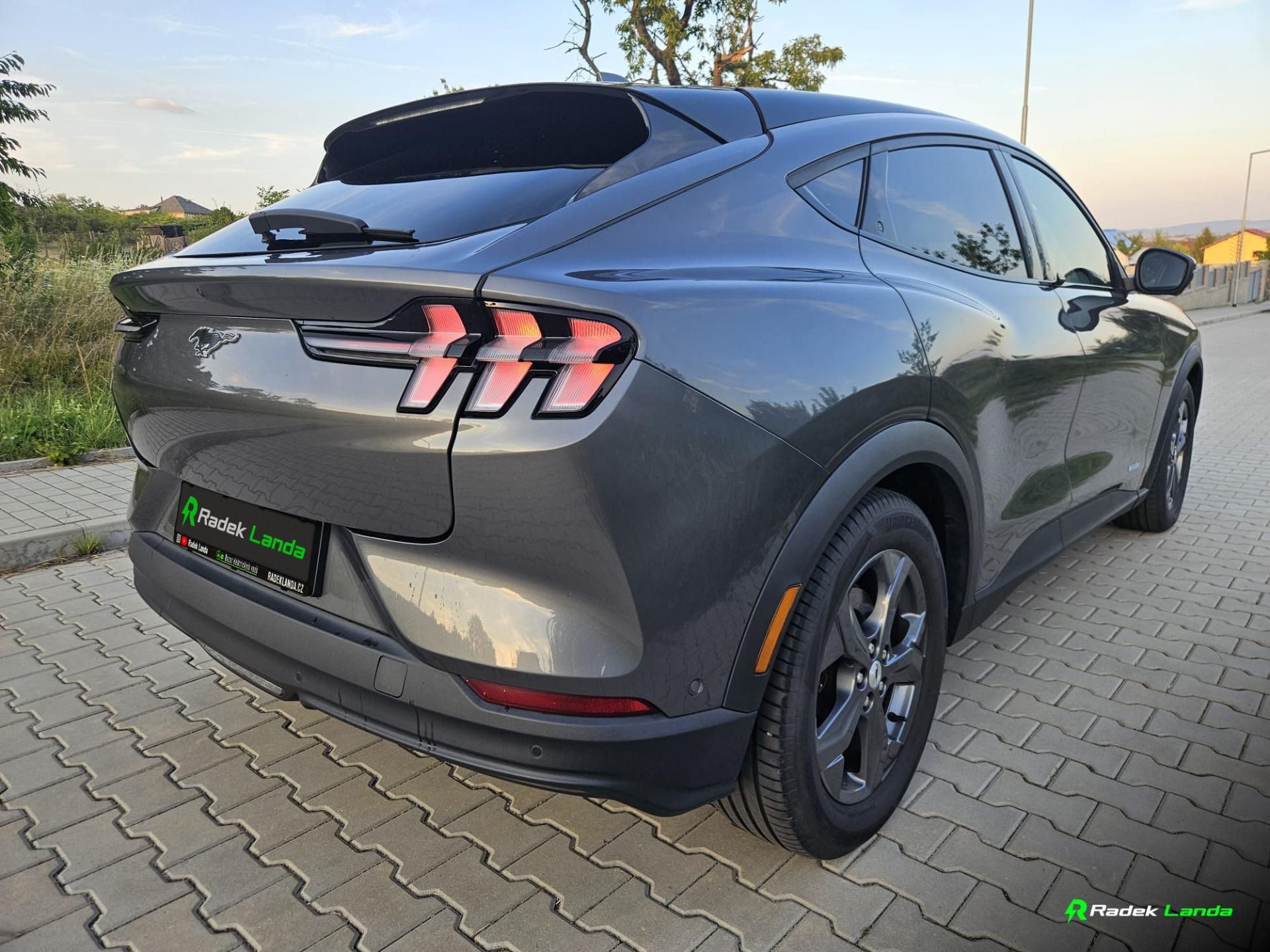 Ford Mustang Mach-E, Kamera, Navi, kůže - fotka 3