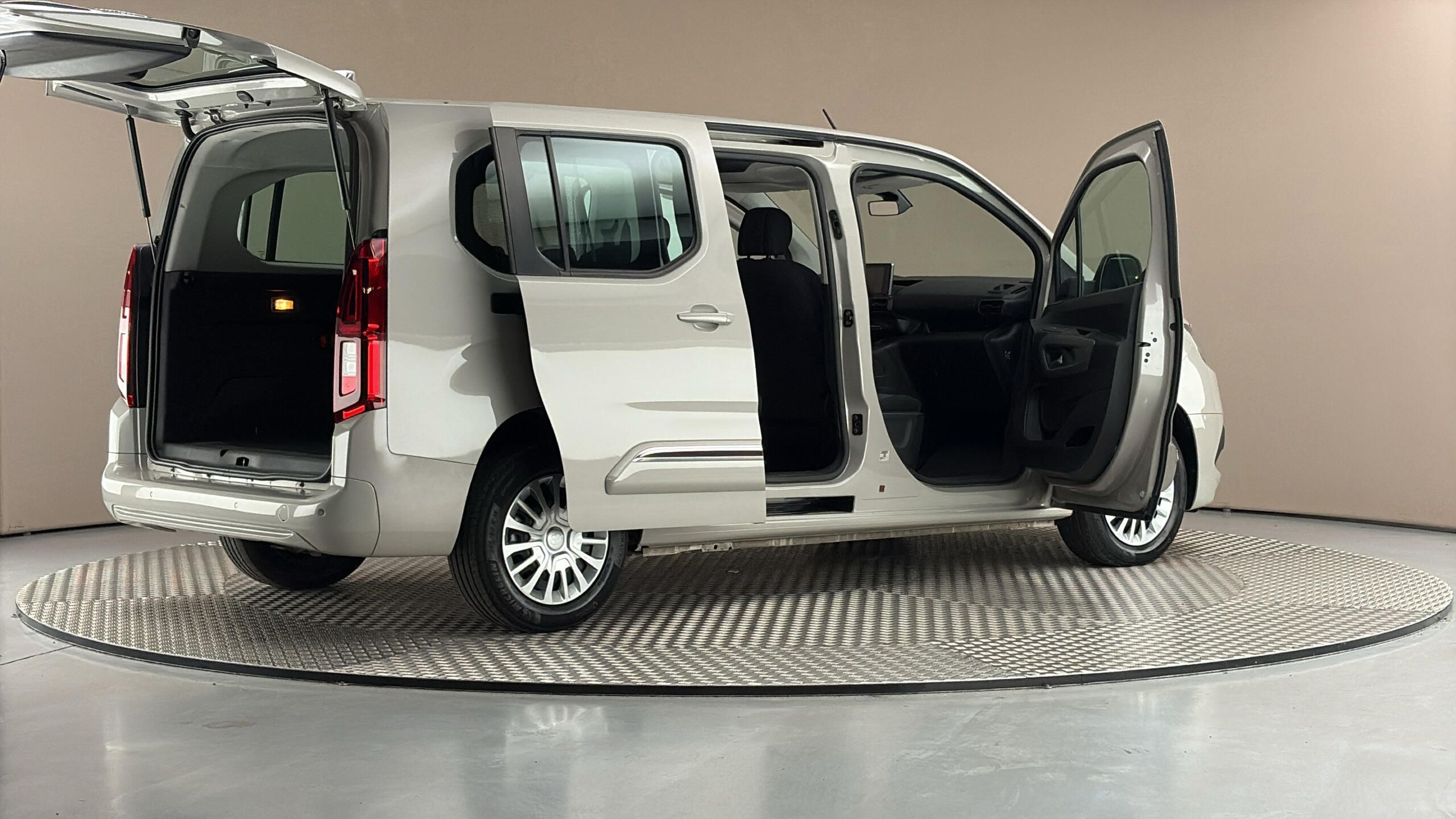 Toyota Proace City Verso, 1.2 L2 Shuttle - fotka 6