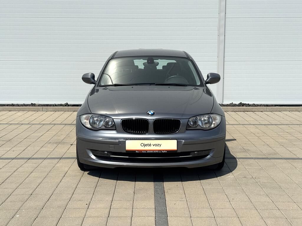 BMW Řada 1, 2.0 i 90 kW - fotka 2