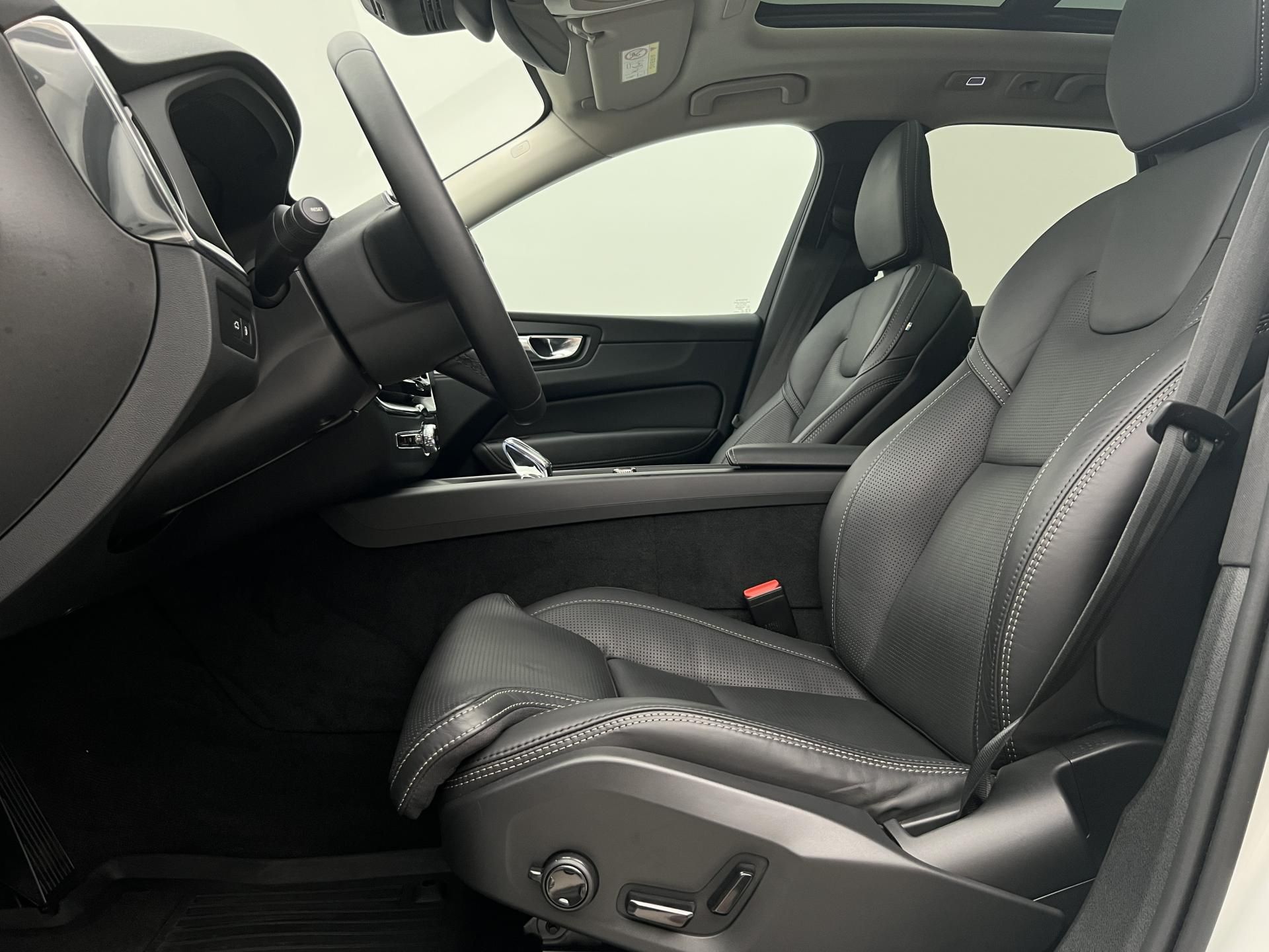 Volvo XC60, T6 AWD DARK PLUS CZ 1. maj. - fotka 3