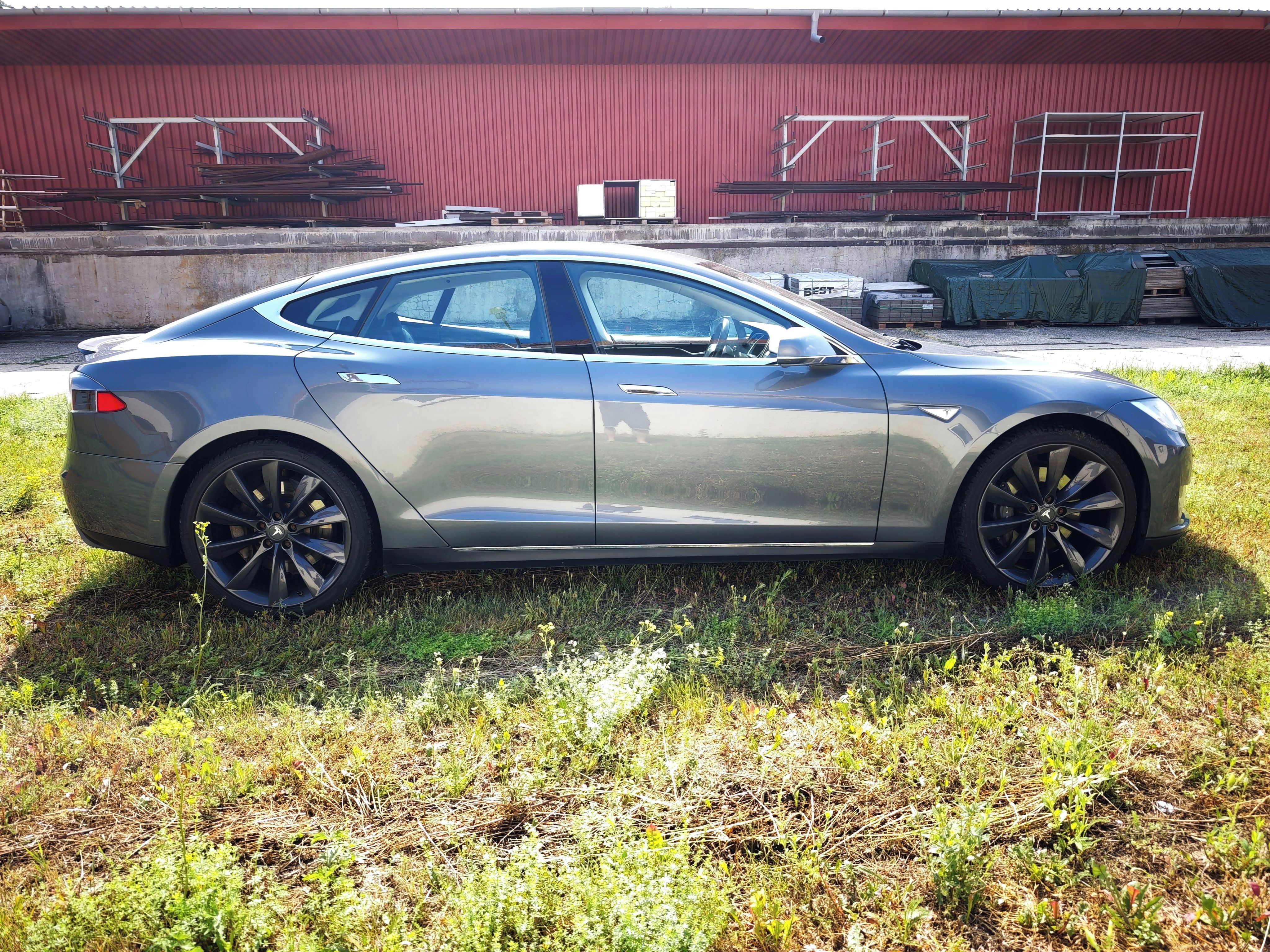 Tesla Model S, Tesla Model S P85+ ZDARMA dobi - fotka 6